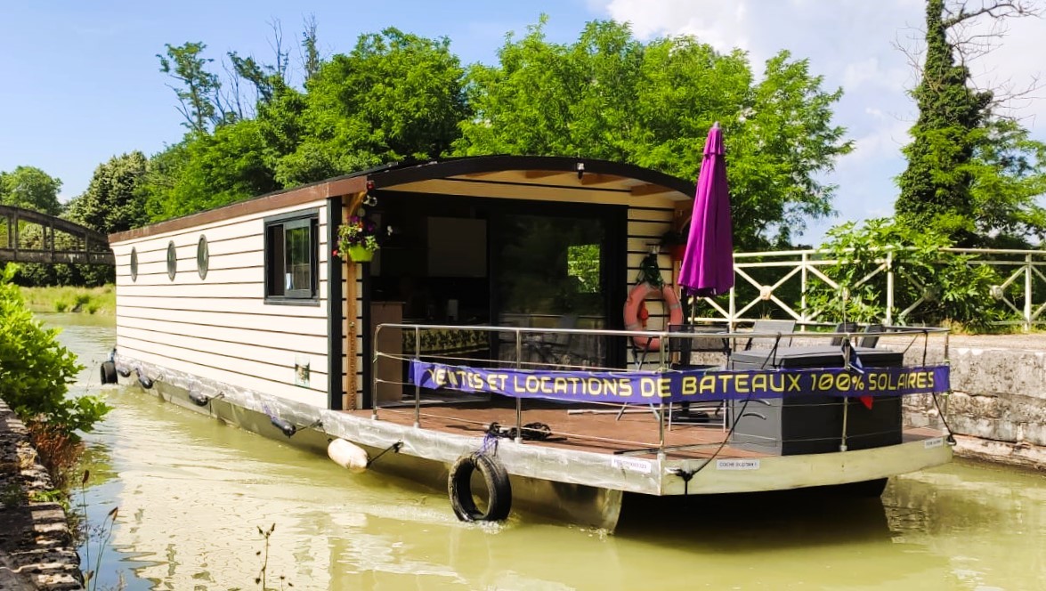 PHOEBUS COCHE SOLAIRE  LECTRICAL SELF POWERED BOAT Catamaran Standaard