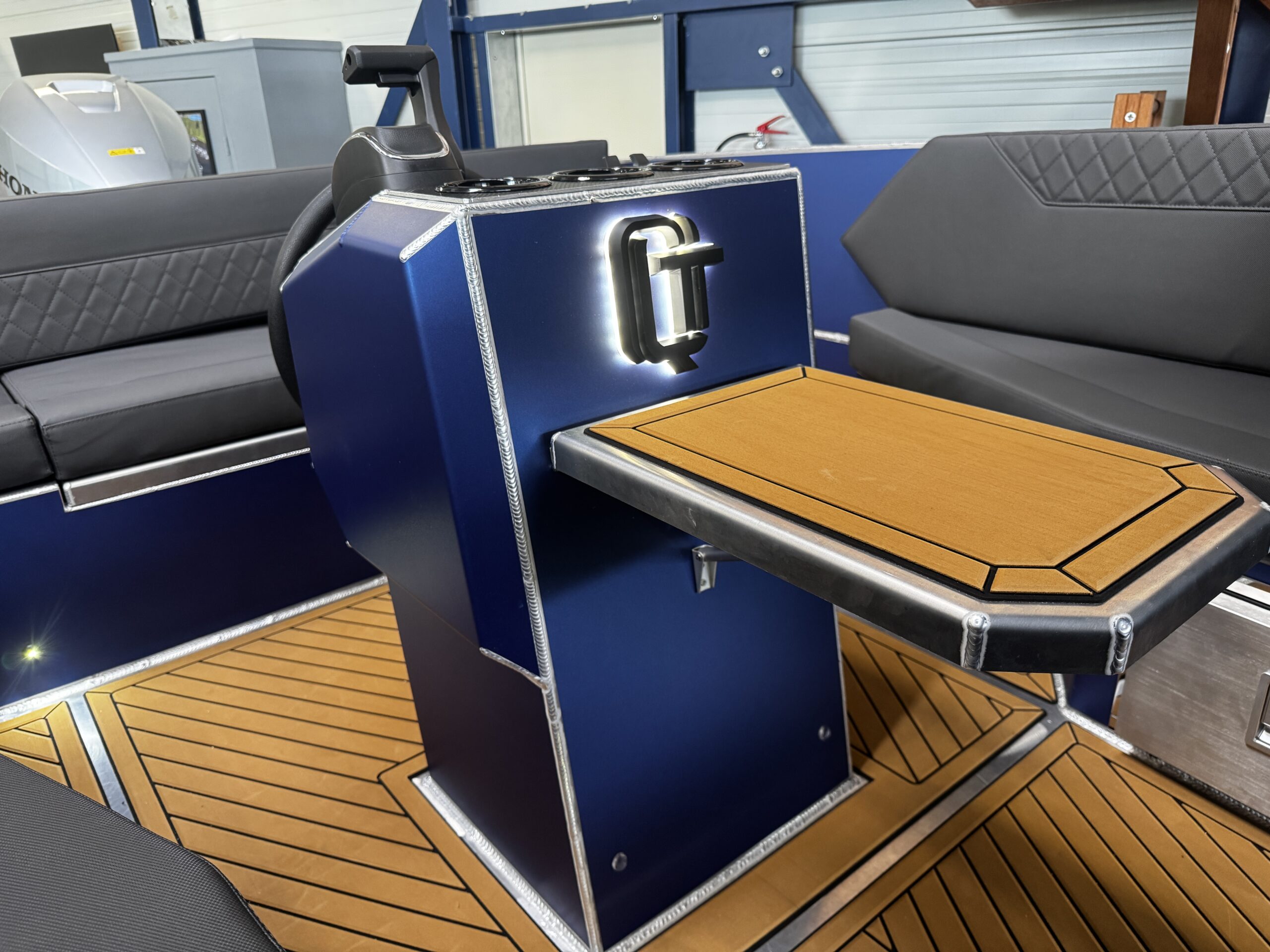 foto: 18 Qualia QT 22 Outboard