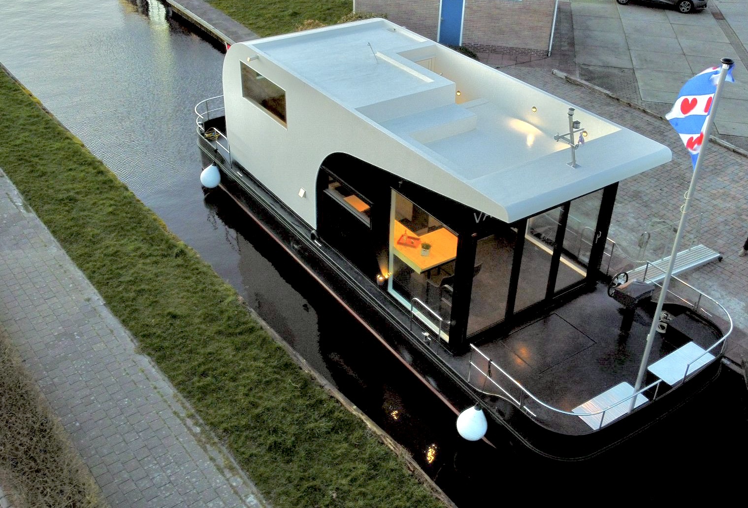 foto: 46 HOMESHIP VaarLoft Volledig Elektrische Houseboat