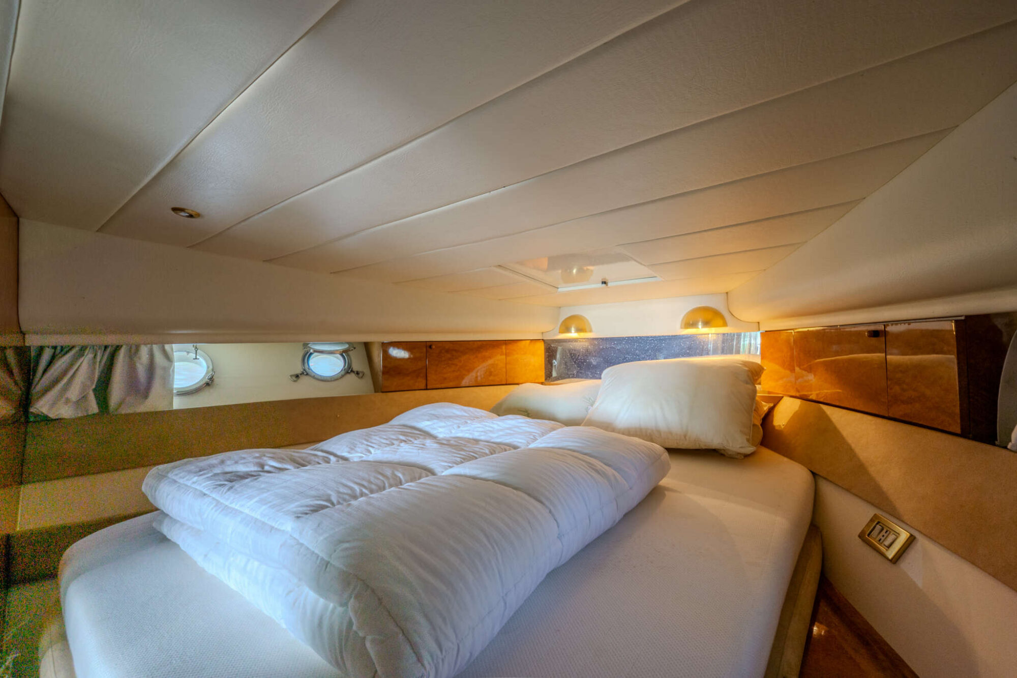 foto: 57 Mochi Craft Mochi Craft 43 Flybridge