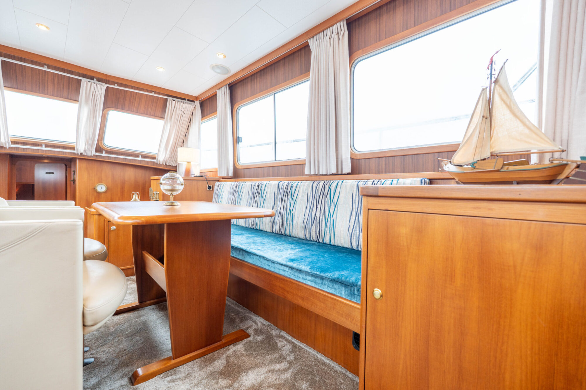 foto: 27 Pieter Beeldsnijder Pieter Beeldsnijder Spiegelkotter 15.00 VS