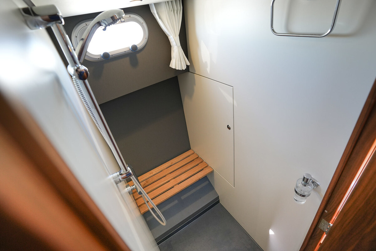 foto: 59 Linssen Grand Sturdy 410 AC Variotop met stabilisator