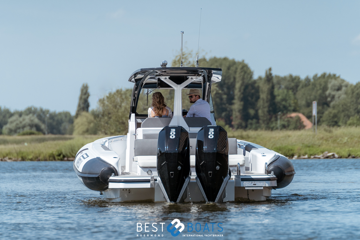 foto: 23 Pirelli 35 Outboard