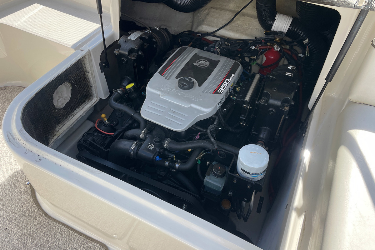 foto: 36 Sea Ray 220 Sundeck