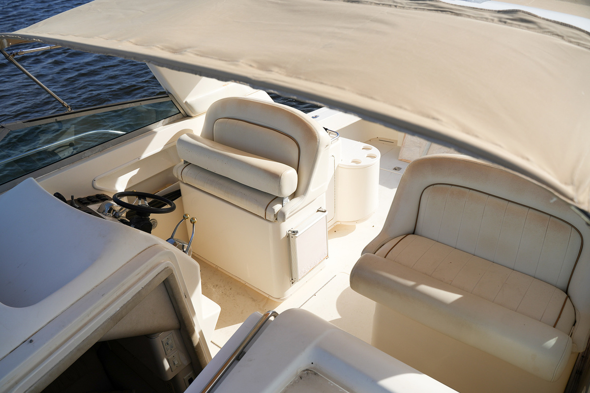 foto: 39 Sea Ray 330 Express Cruiser