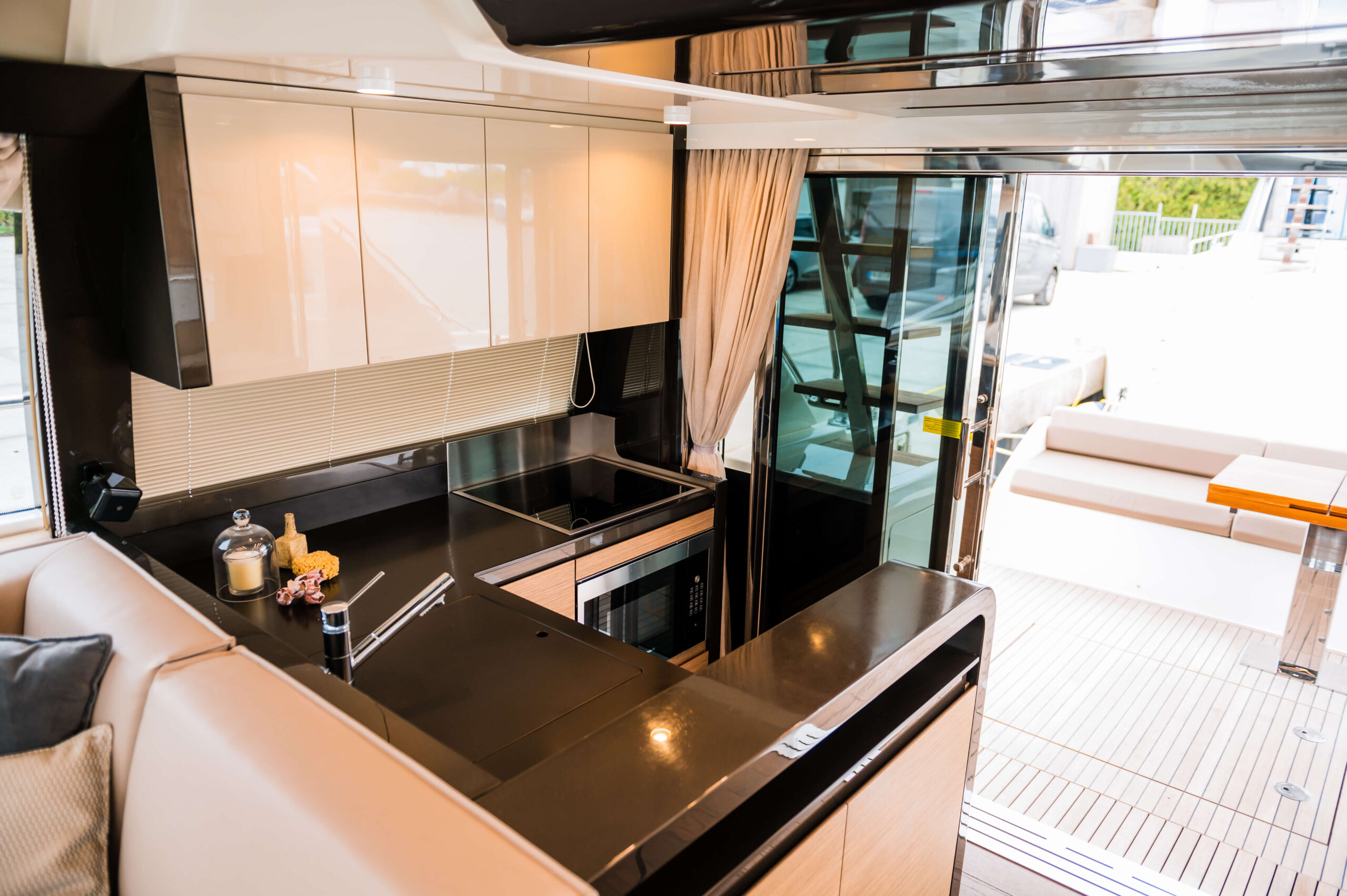 foto: 96 Ferretti Yachts 550