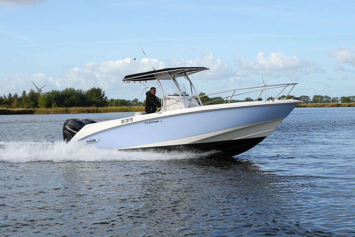 foto: 33 Boston Whaler 270 Outrage