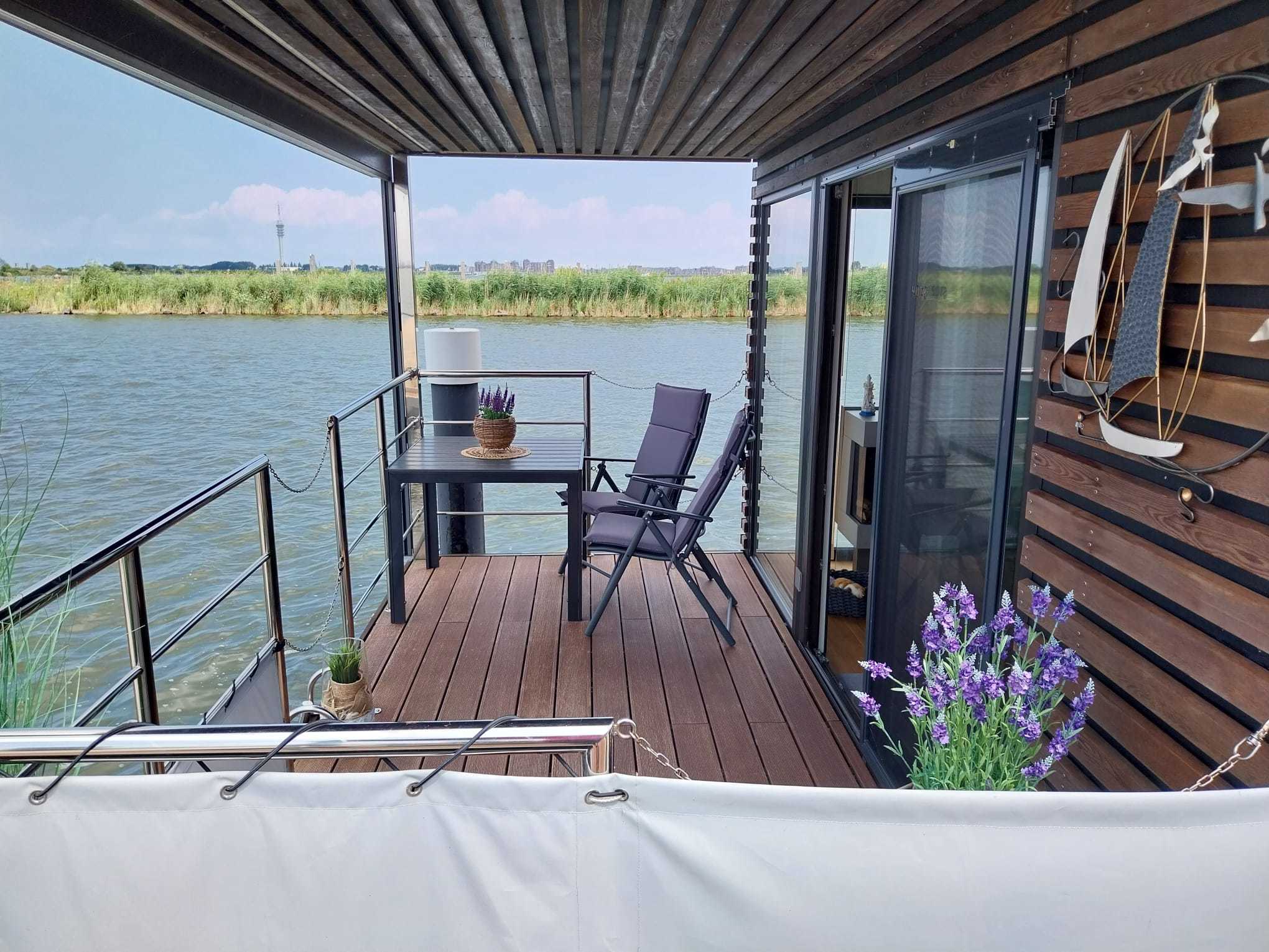 foto: 27 HT4 Houseboat Lelystad Ligplaats
