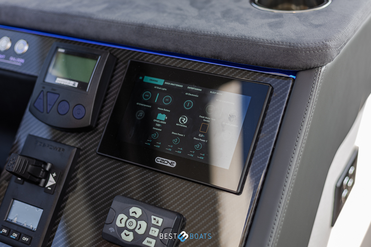 foto: 61 Riviera 4600 SPORT YACHT-PLATINUM EDITION