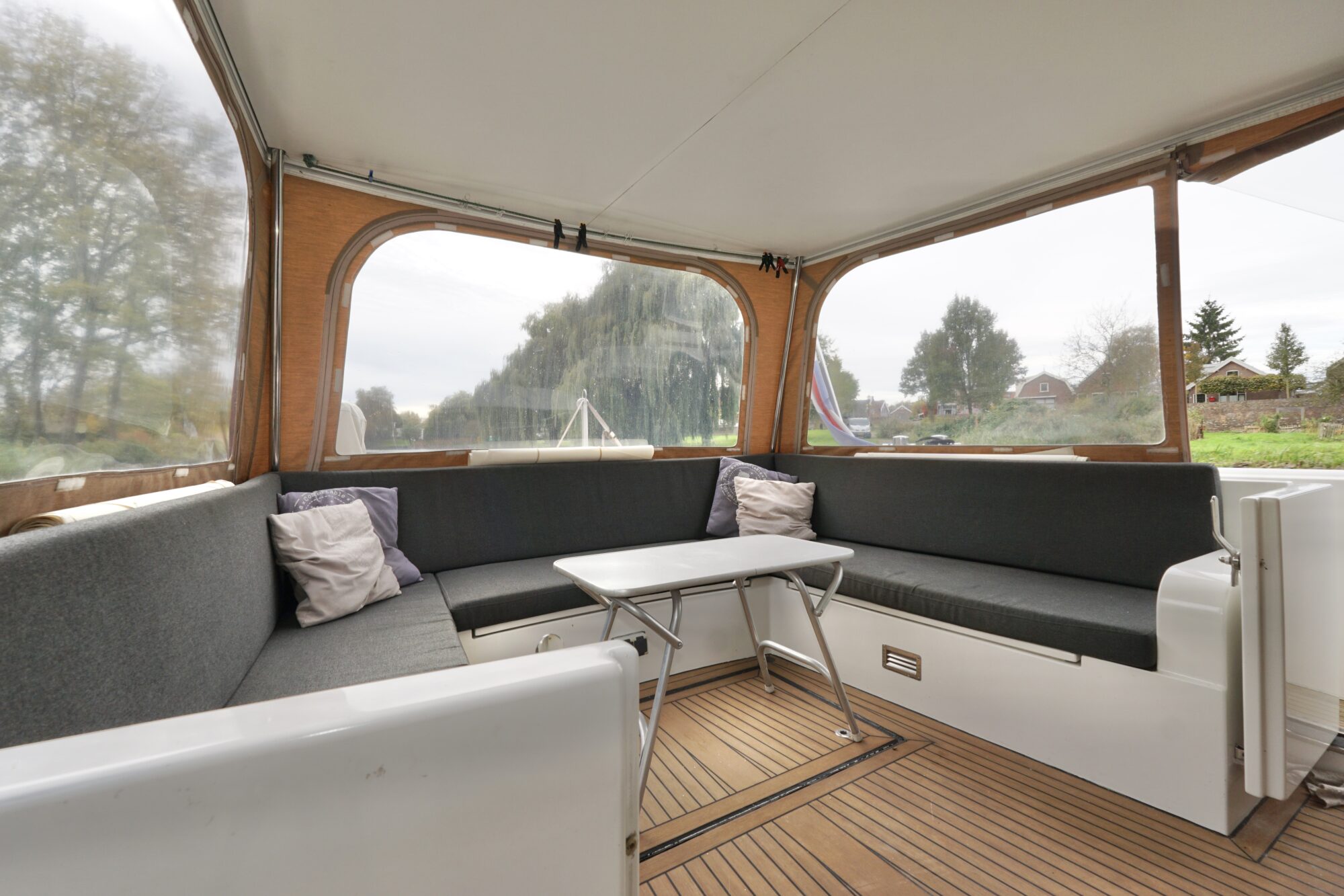 foto: 131 Serious Yachts Serious Yachts Gently Low Bridge 45 Sedan