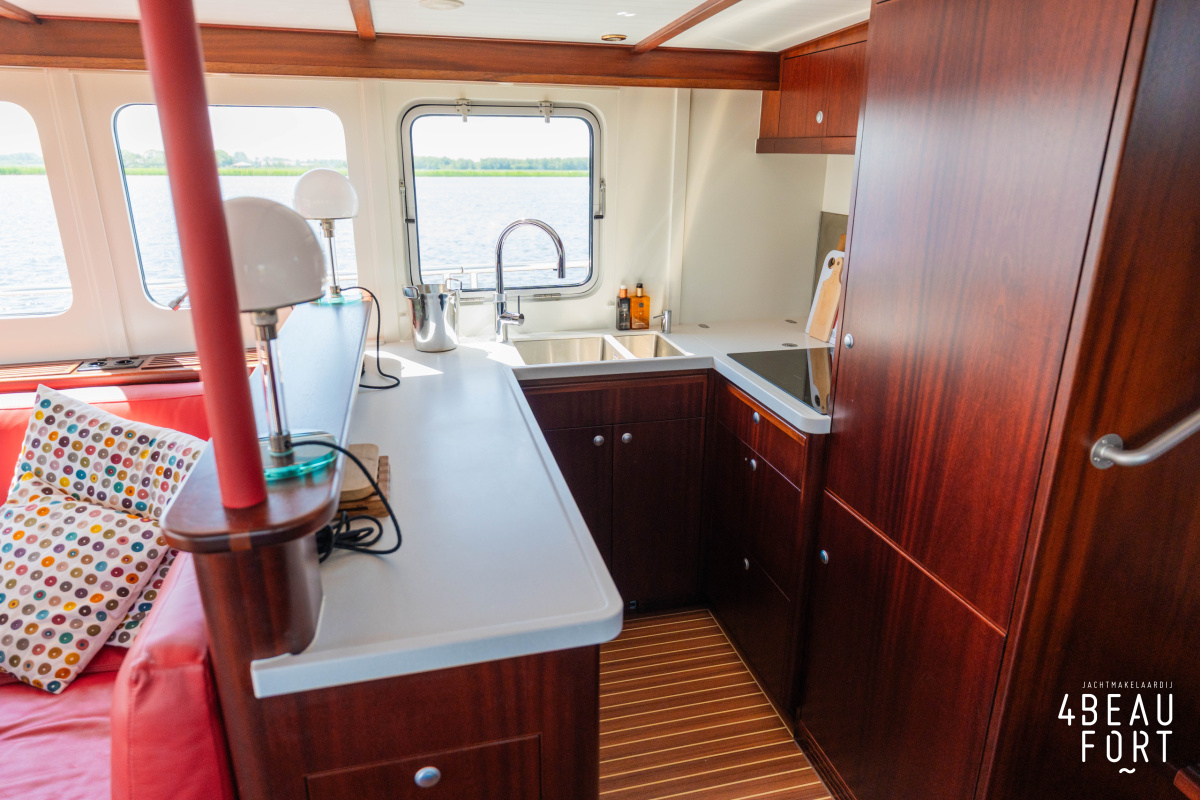 foto: 10 Altena  53 Custom Trawler