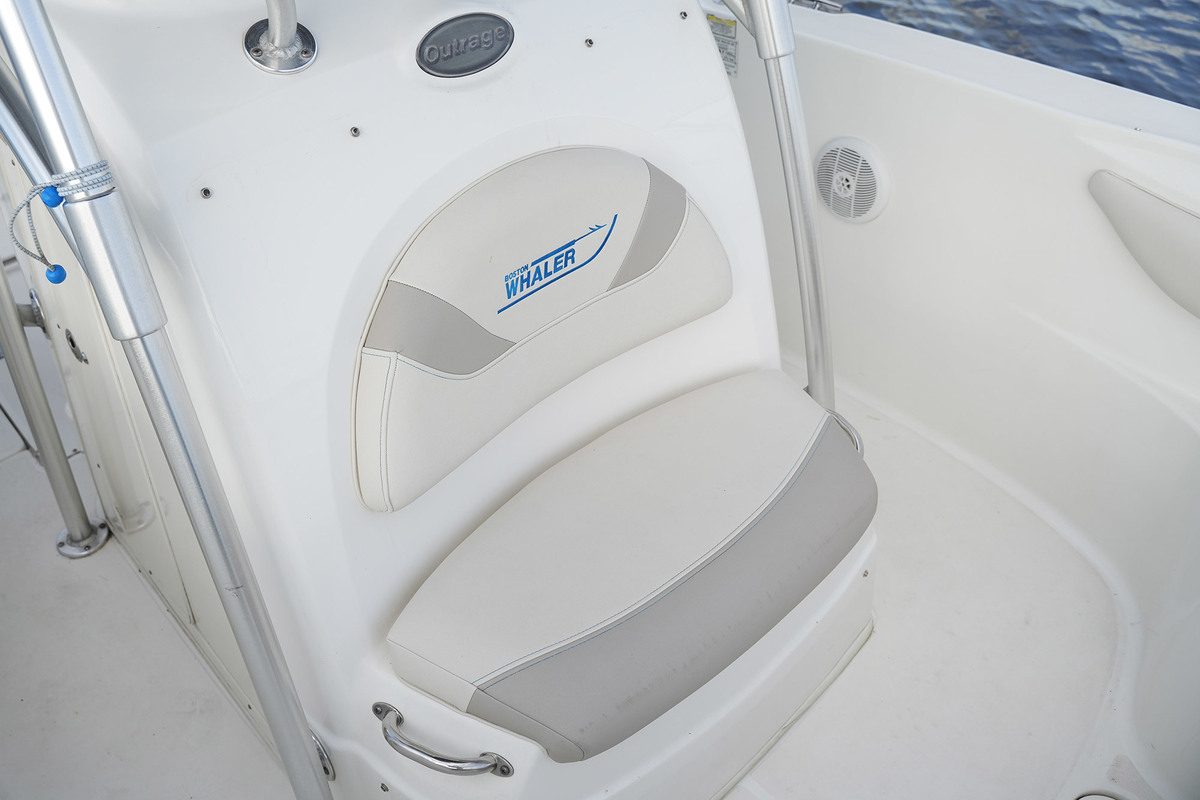 foto: 35 Boston Whaler 270 Outrage