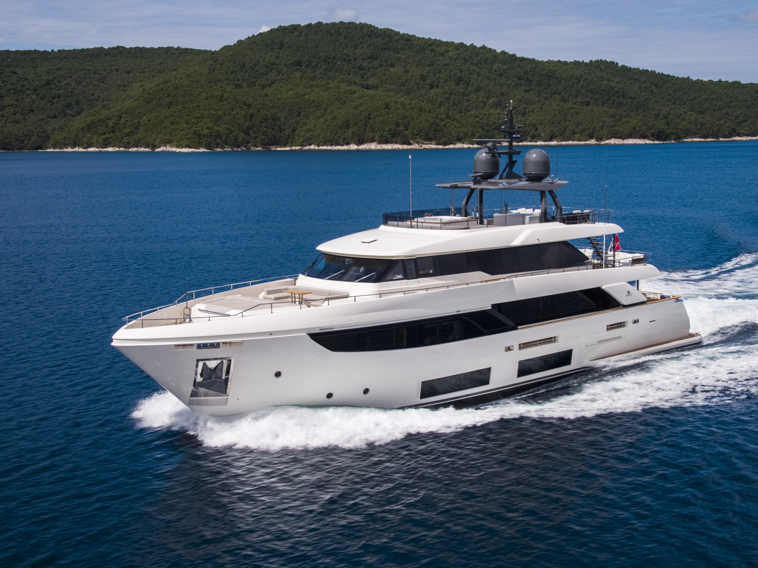 foto: 100 Custom Line Navetta 33