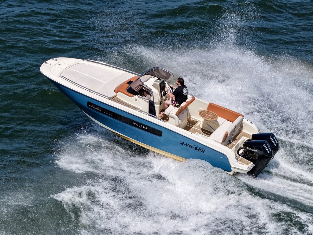 foto: 64 Invictus Invictus 270 CX