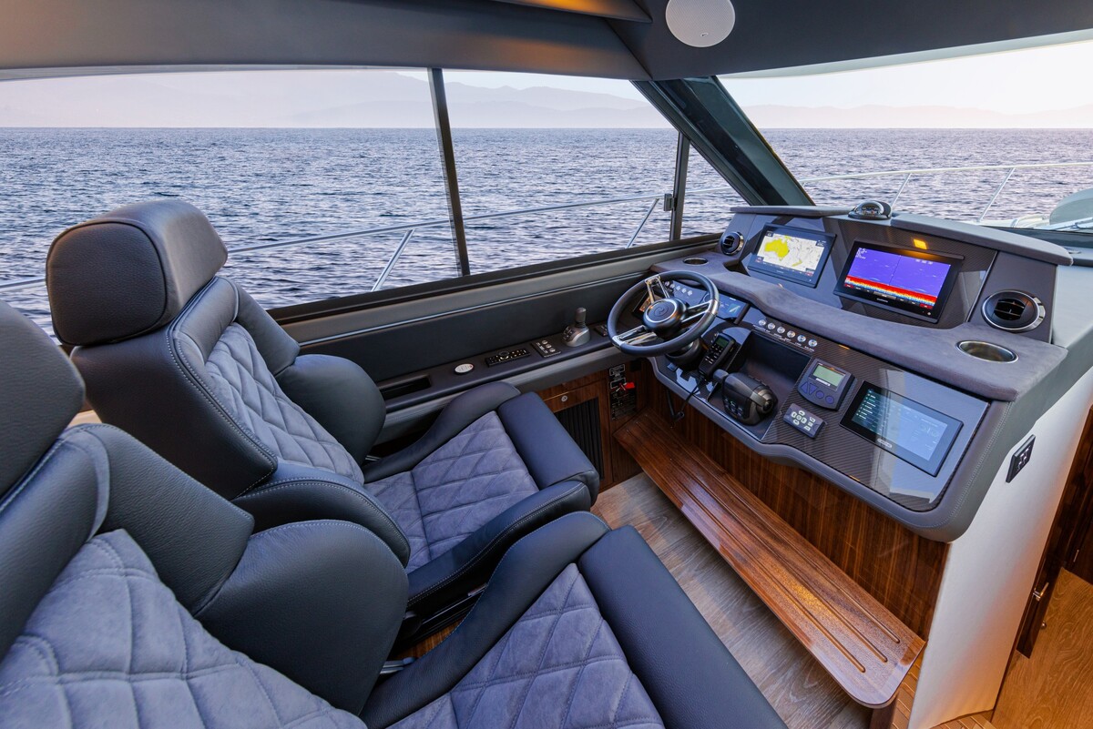 foto: 58 Riviera 4600 SPORT YACHT-PLATINUM EDITION