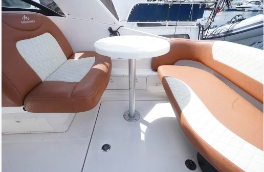 foto: 10 Monterey 270    Cruiser 5,7