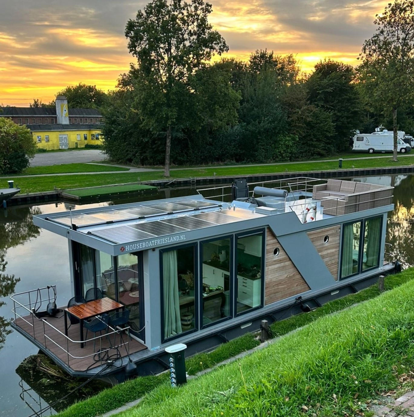 Houseboat Friesland 12.75 X 4.50 (inboard Engine)