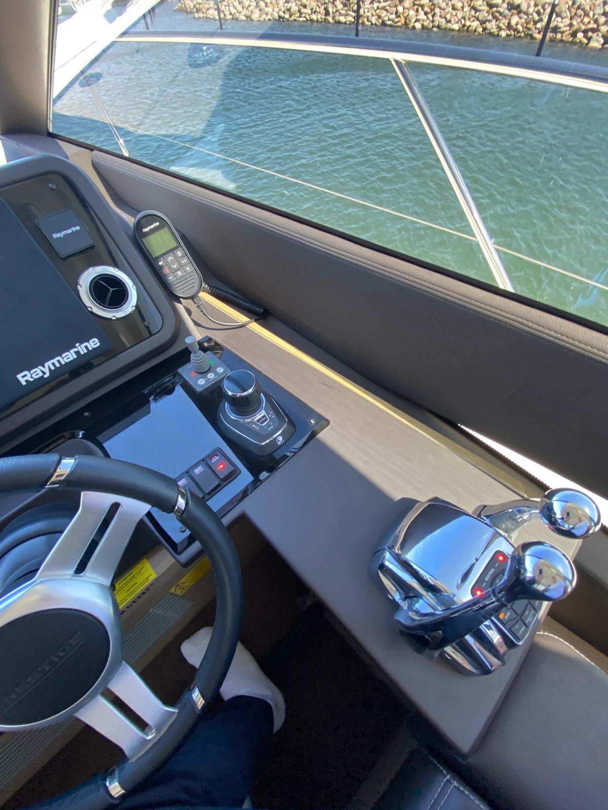 foto: 34 Prestige 590 Flybridge