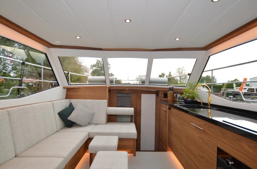 foto: 5 Vri-Jon Contessa 42 AC