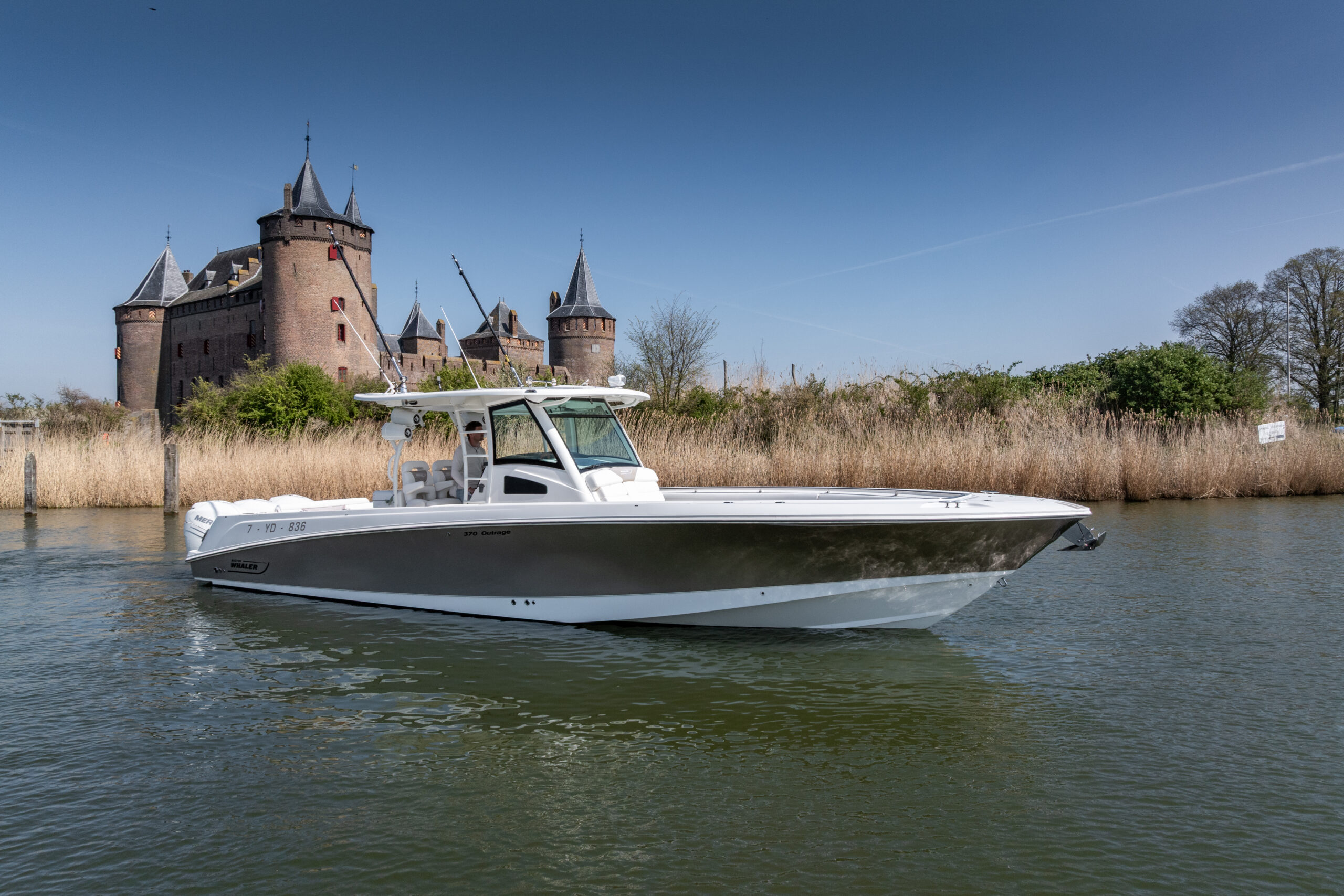 foto: 5 Boston Whaler 370 Outrage