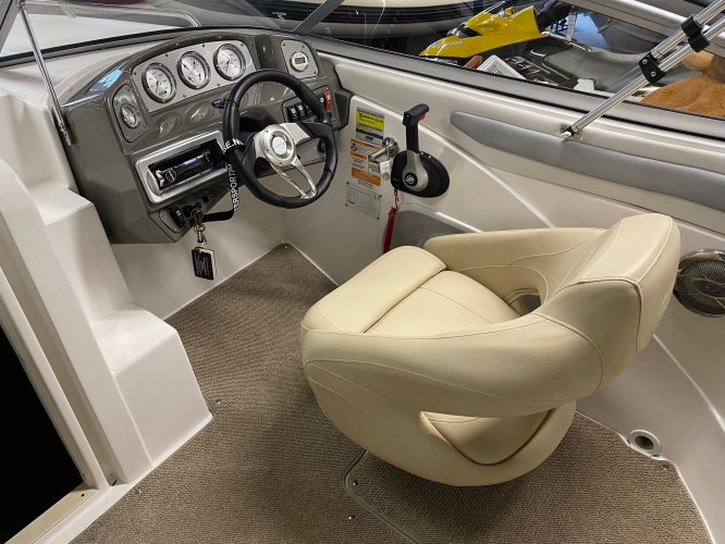 foto: 8 Rinker MTX 220