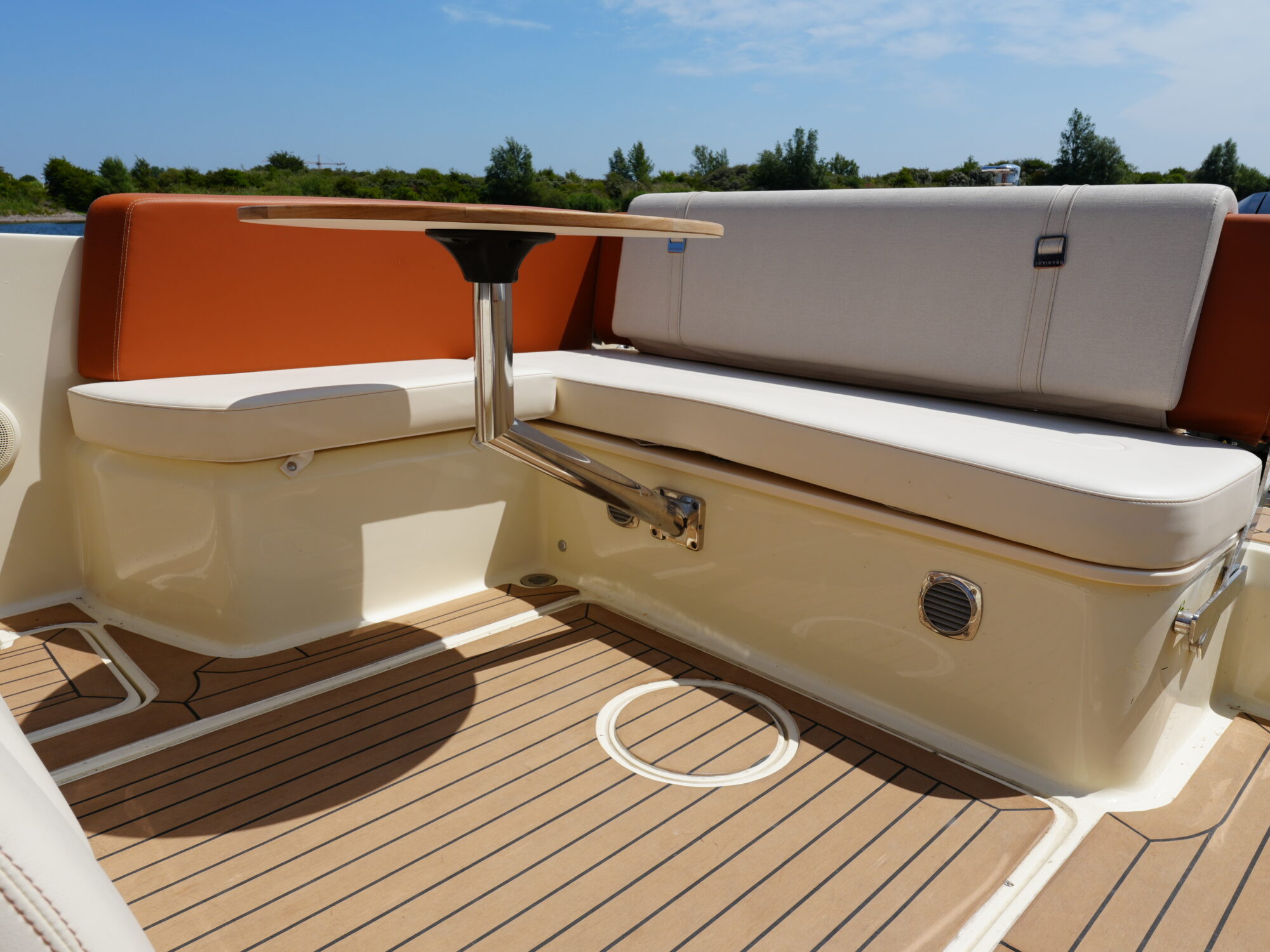 foto: 32 Invictus Invictus 270 CX