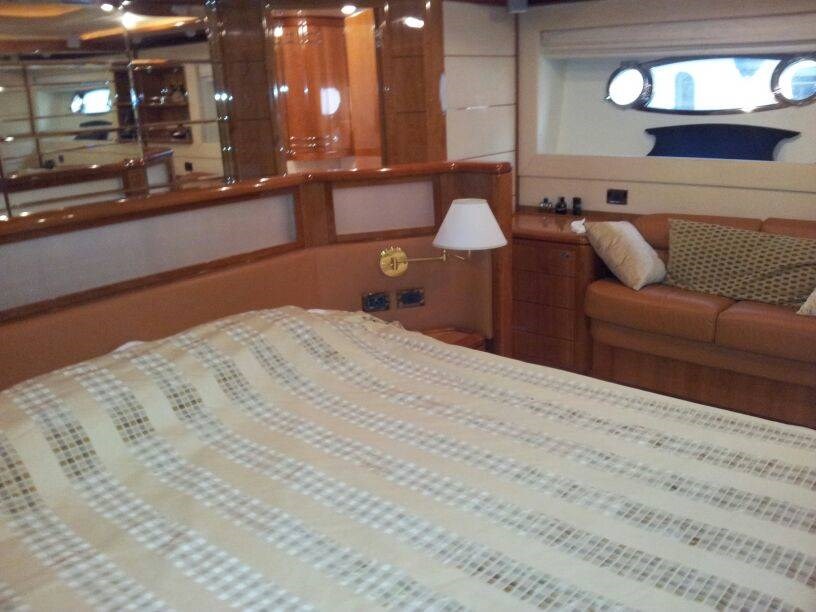 foto: 14 Ferretti  880