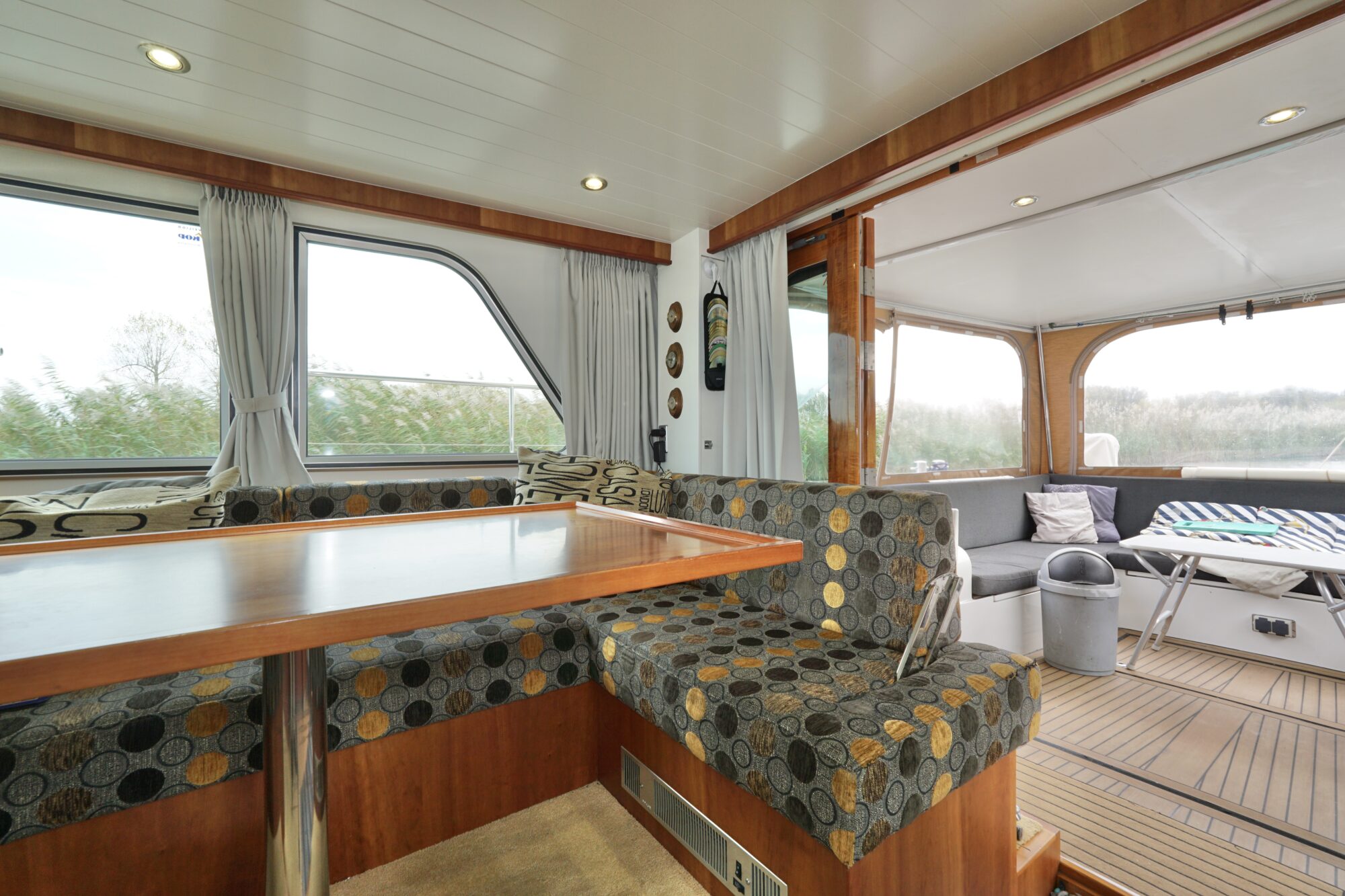 foto: 133 Serious Yachts Serious Yachts Gently Low Bridge 45 Sedan