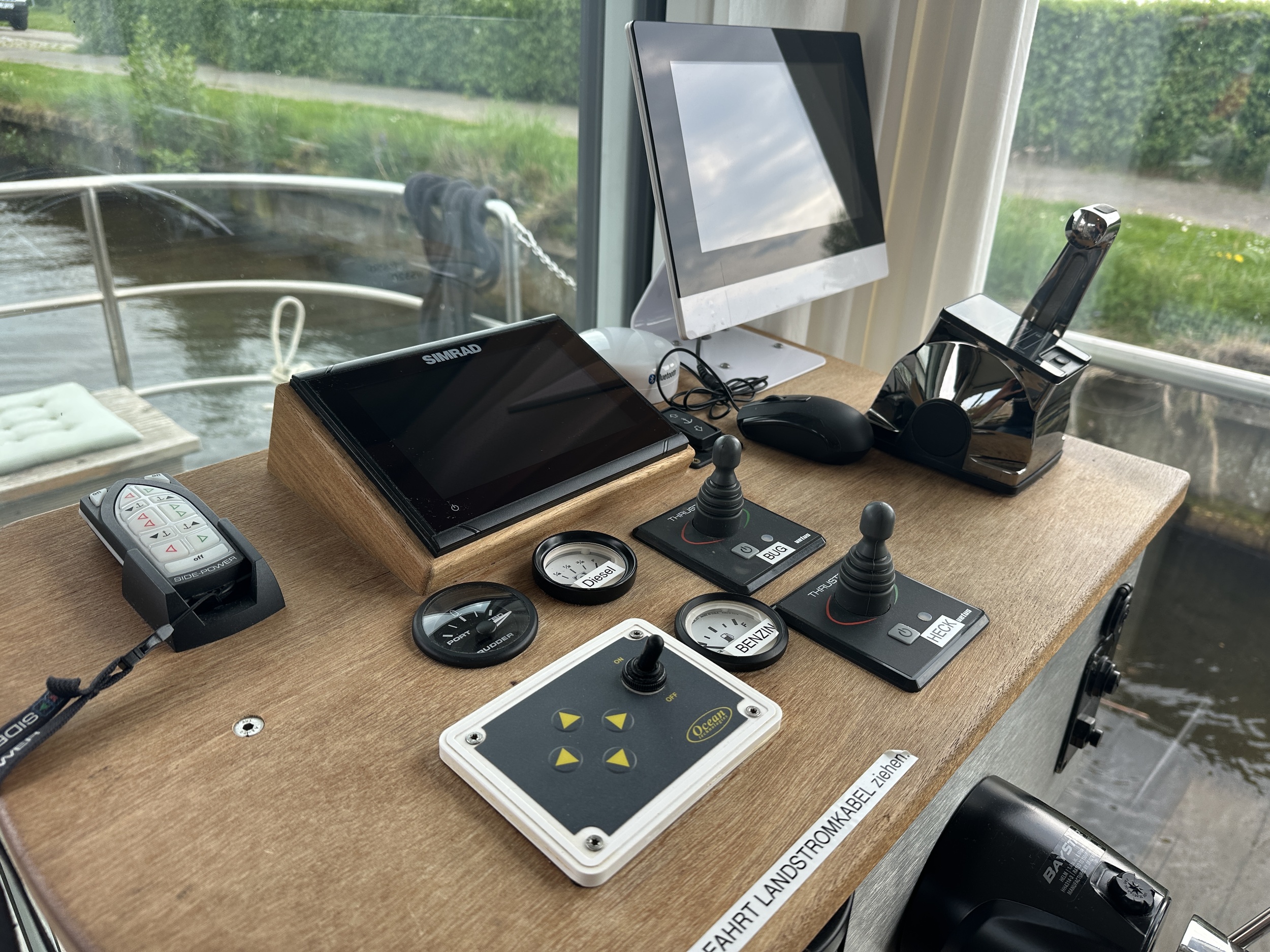 foto: 35 Lotus Houseboats 12 XT - Boven Besturing