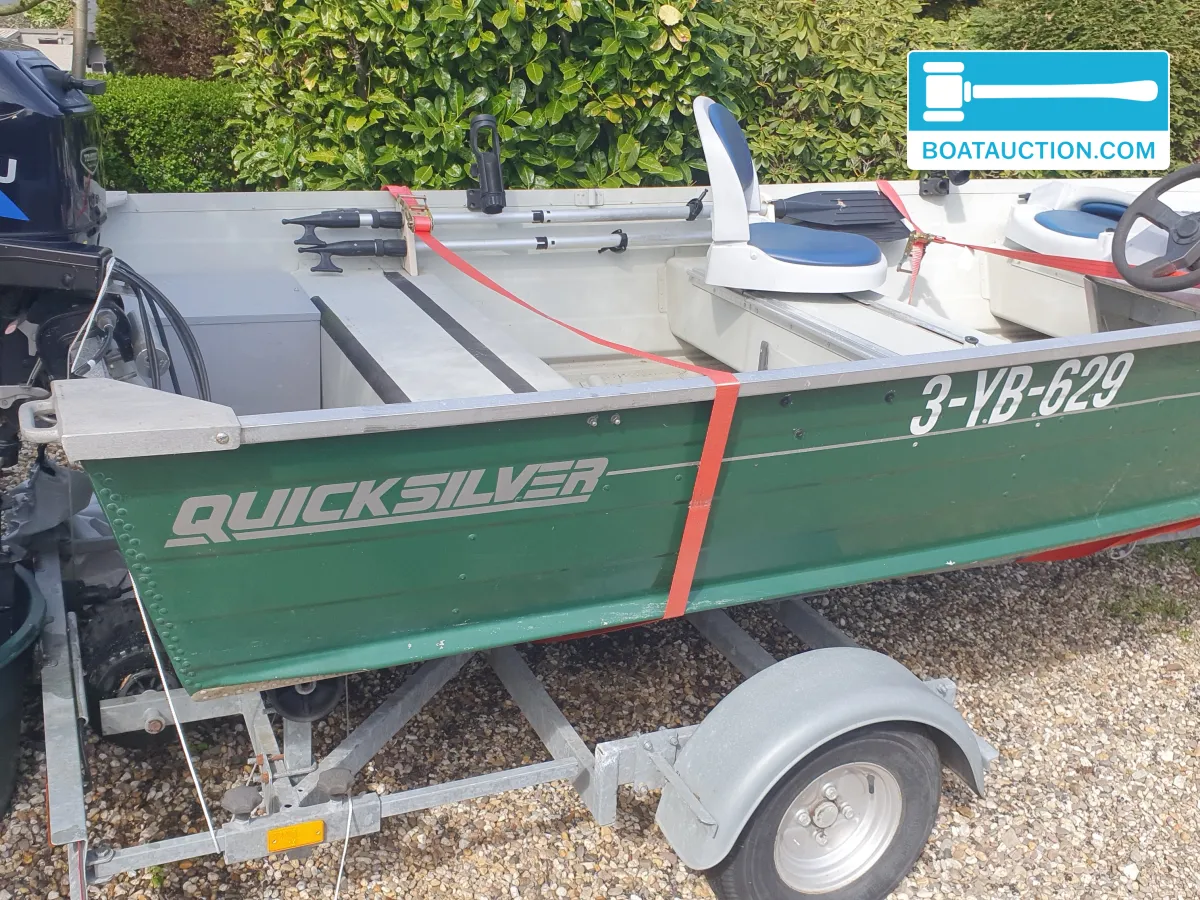 foto: 9 Quicksilver 450sf