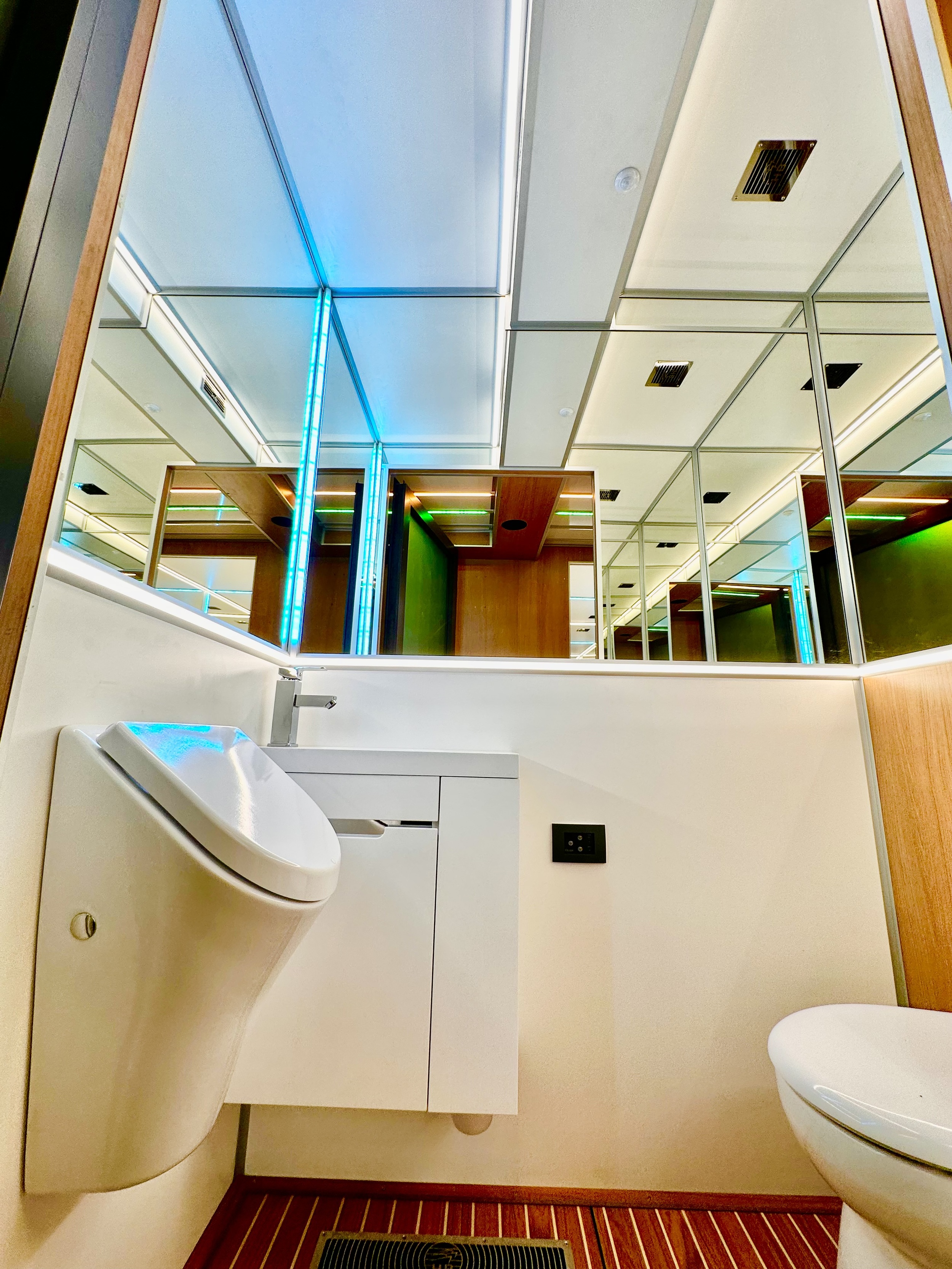 foto: 33 Holiday Boat Sundeck 57 Passenger Catamaran