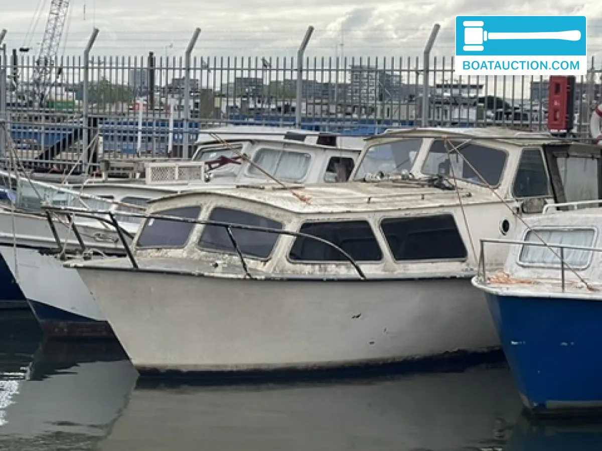Cabin boat 800
