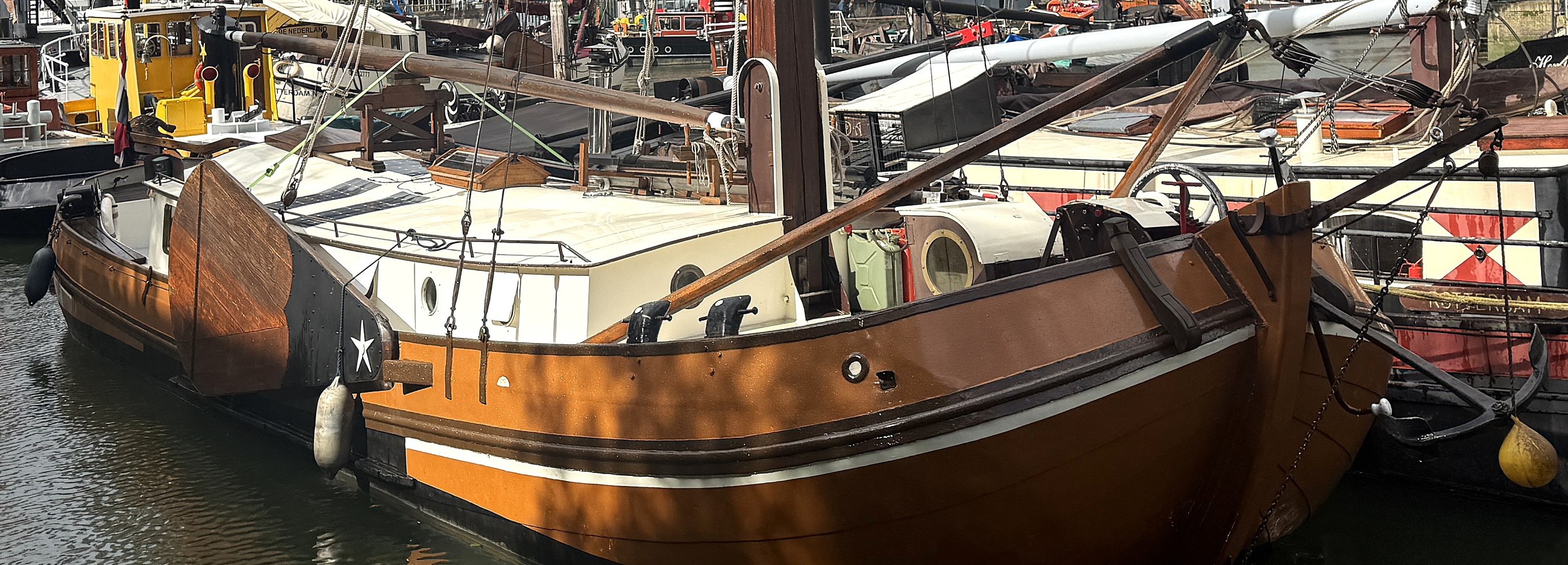 hoofdfoto: 1 Tjalk Varend Woonschip