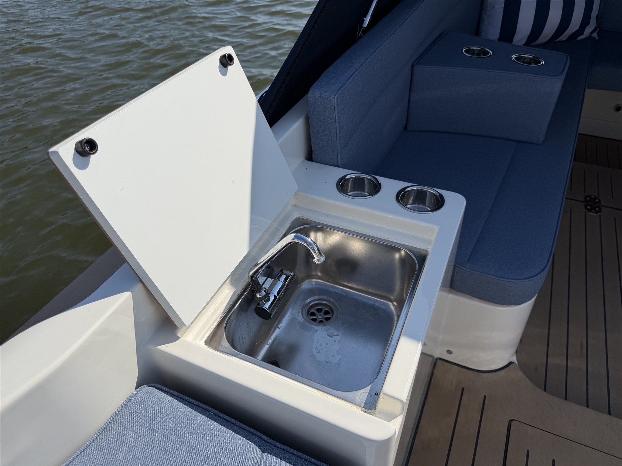 foto: 31 Interboat Intender 750 Cabin