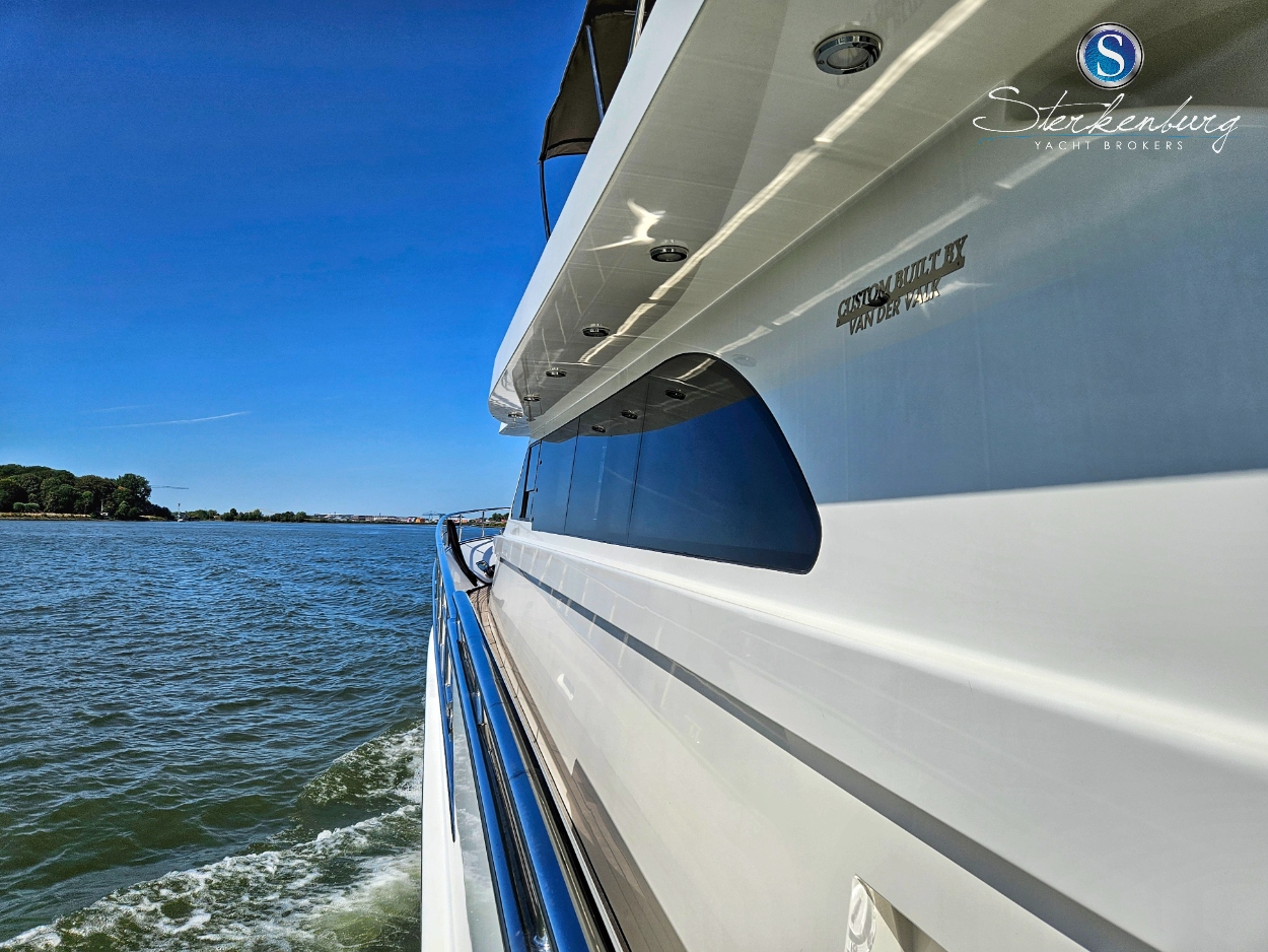 foto: 33 Van der Valk Continental II 2300 ALU-IPS