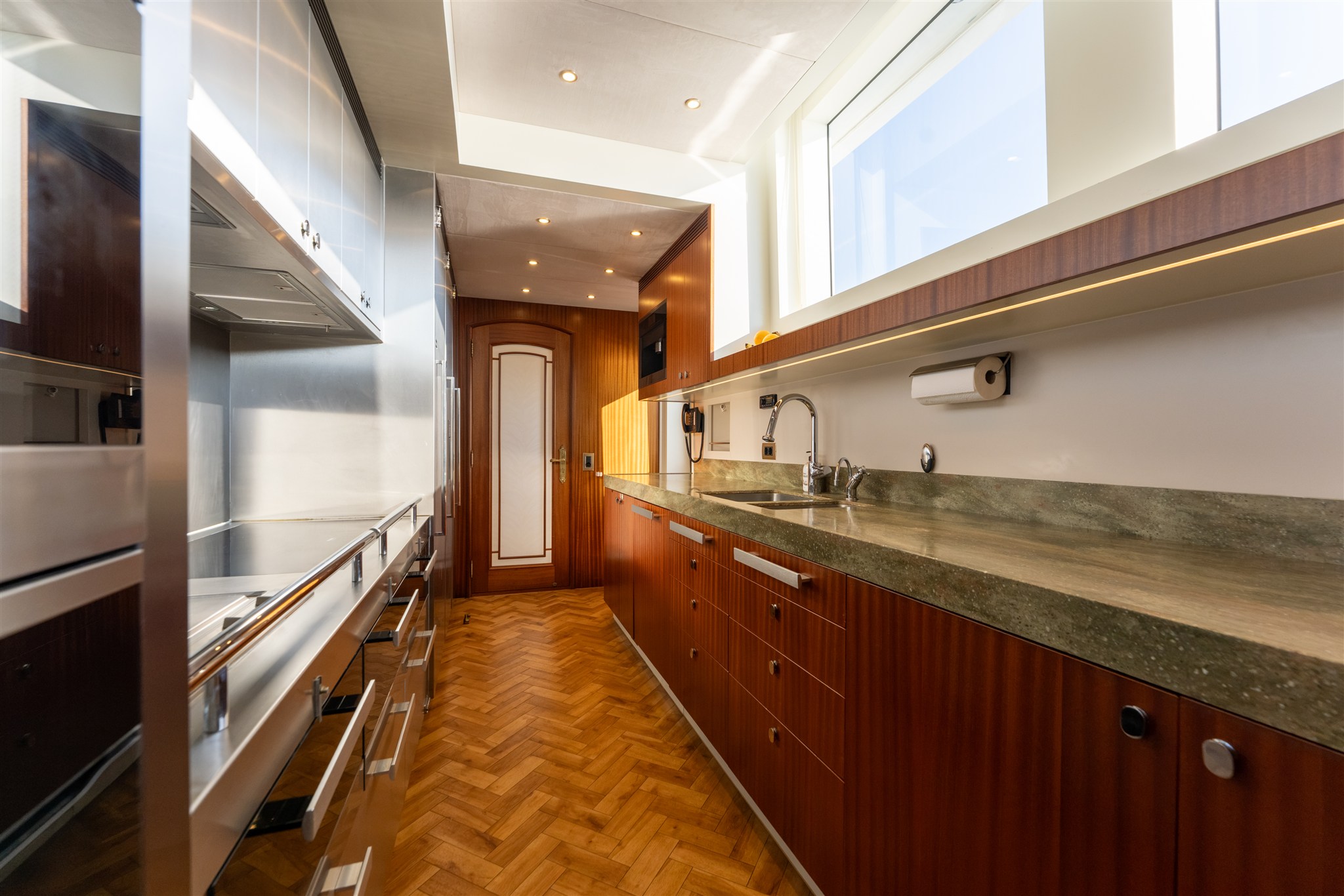 foto: 81 Van Der Valk Shipyard Custom Explorer
