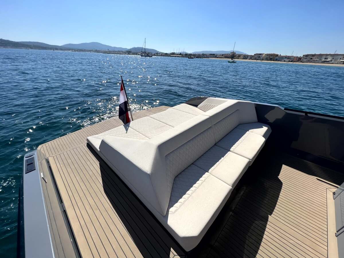 foto: 15 Vanquish  40 Sports Line