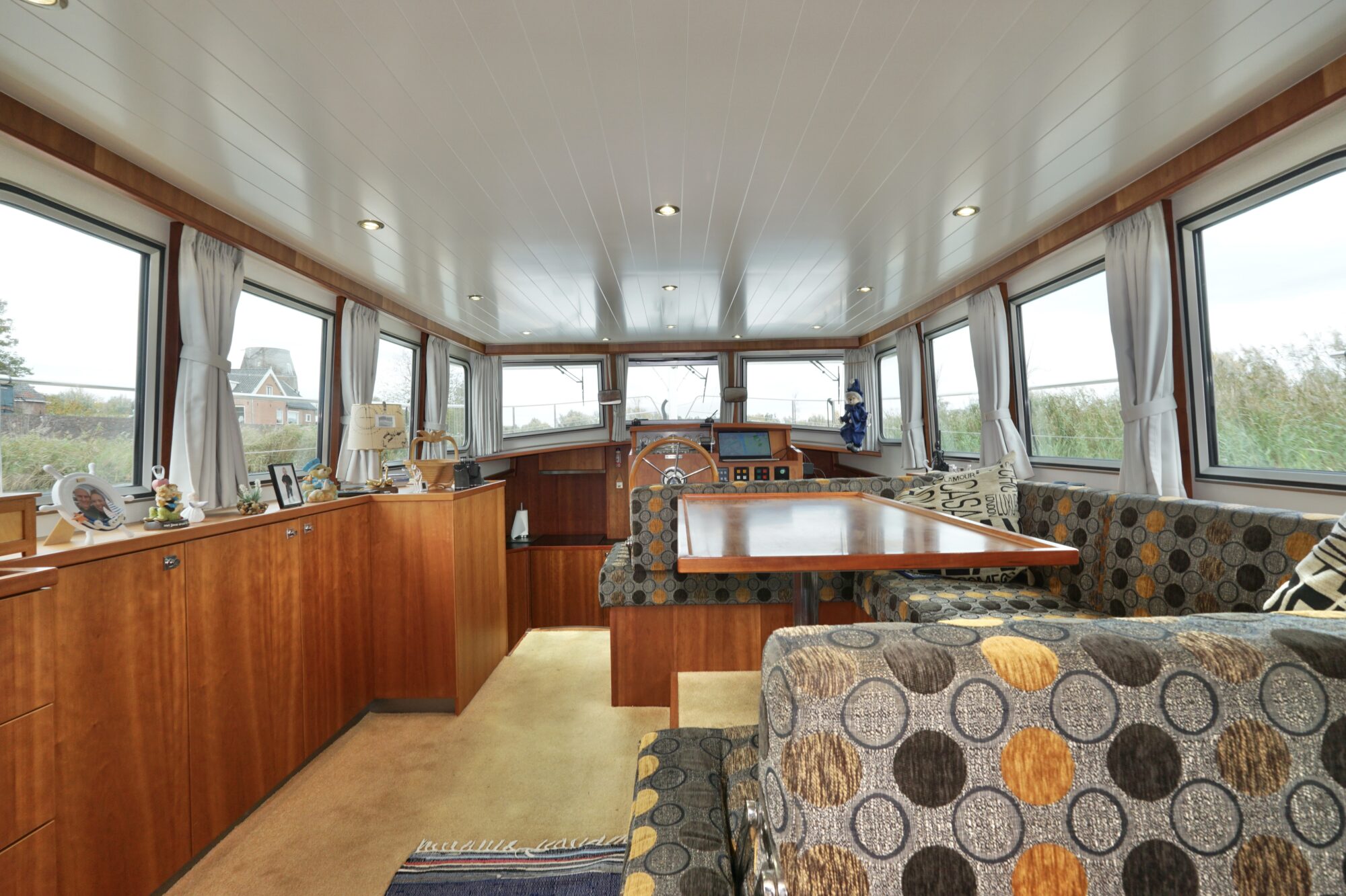 foto: 135 Serious Yachts Serious Yachts Gently Low Bridge 45 Sedan