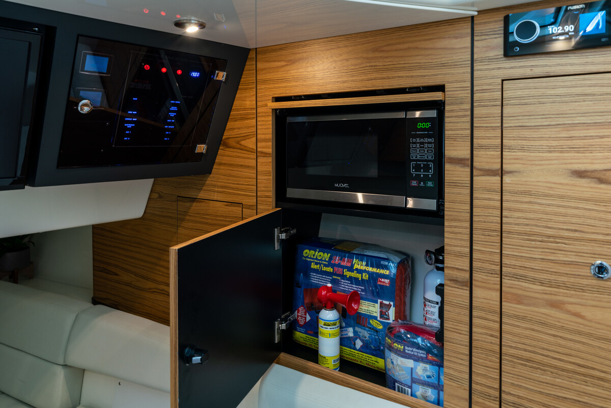 foto: 27 Boston Whaler 380 Realm