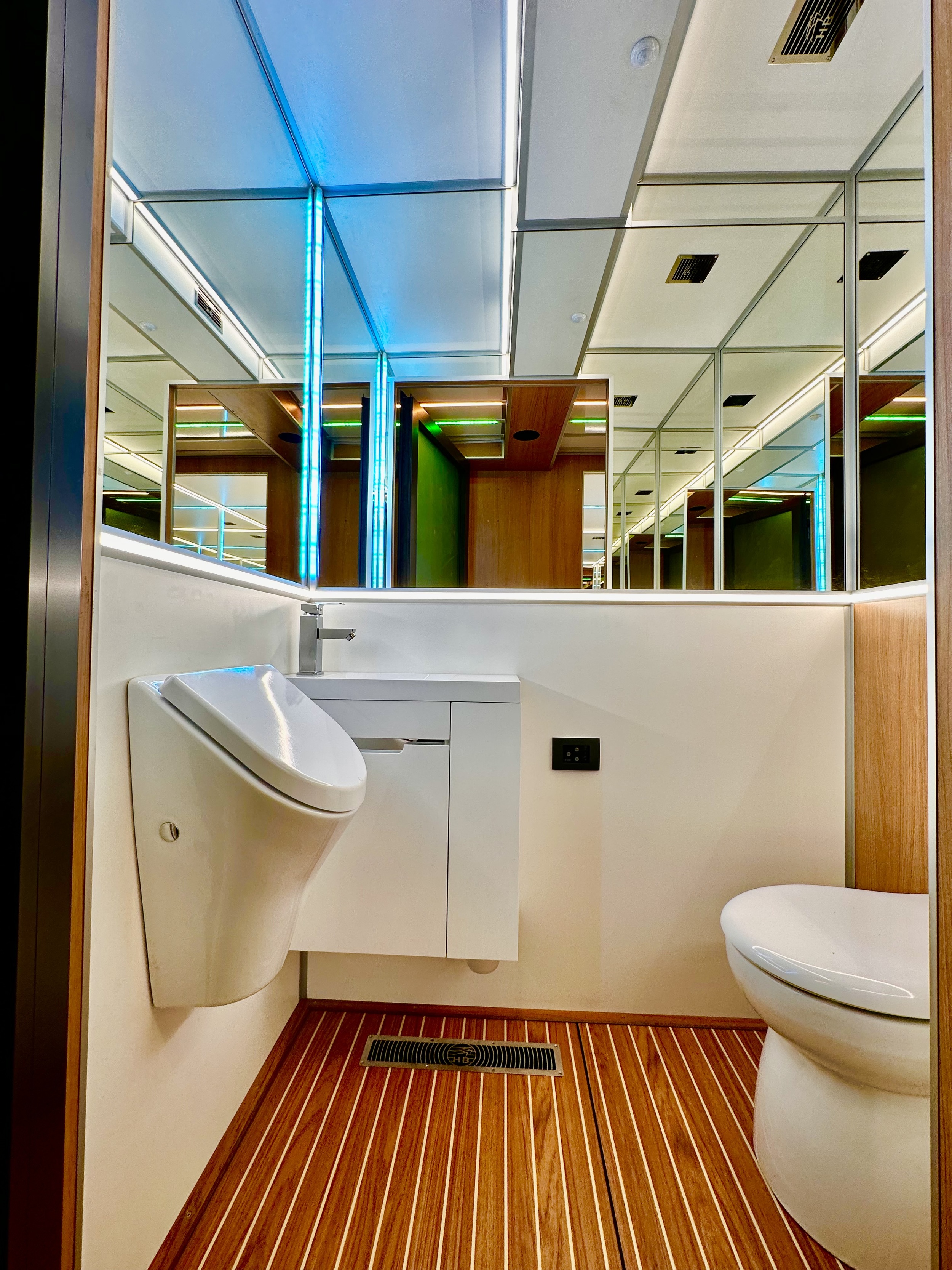 foto: 34 Holiday Boat Sundeck 57 Passenger Catamaran