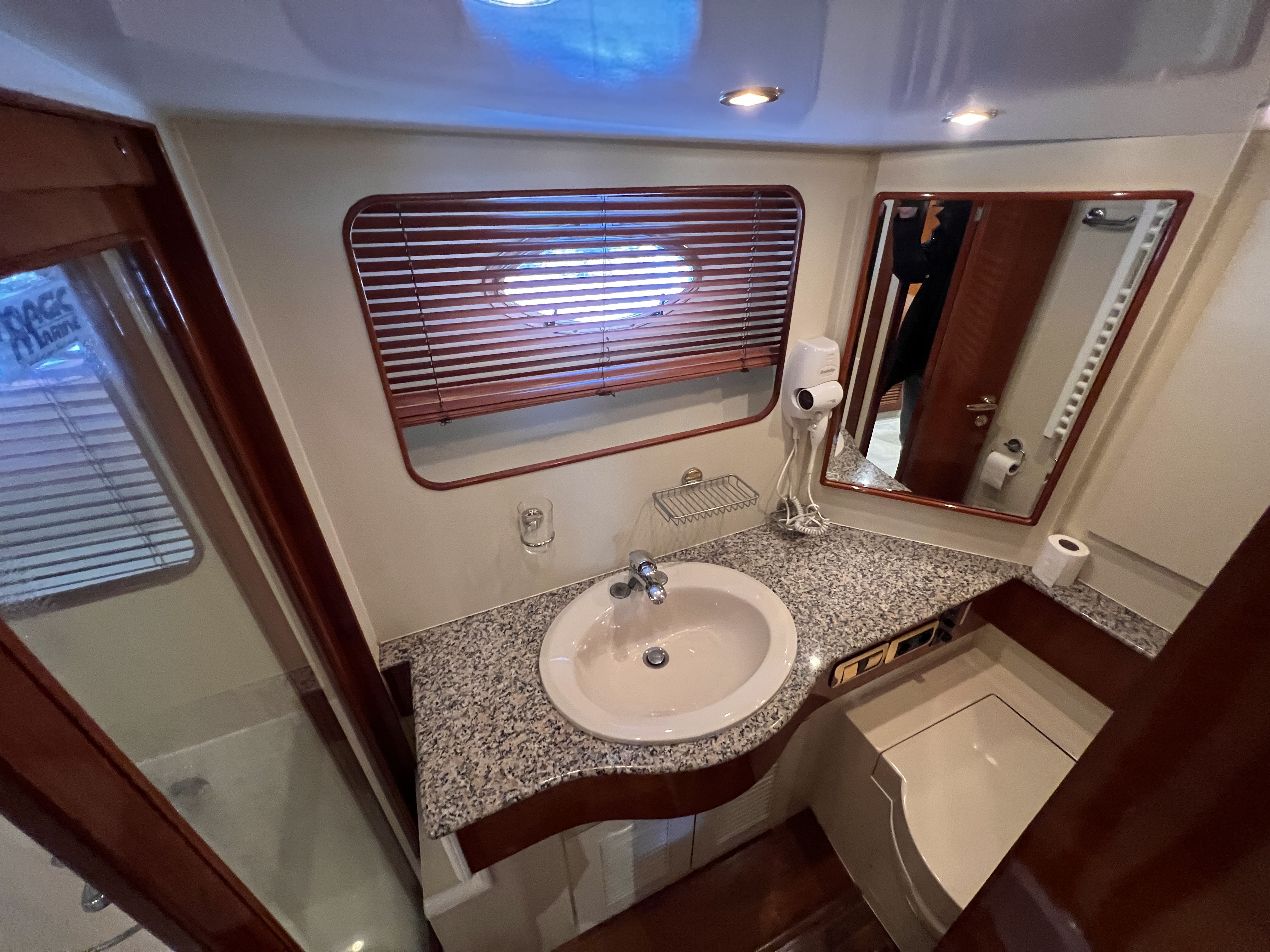 foto: 28 Monte Fino 64 ( varend woonschip )