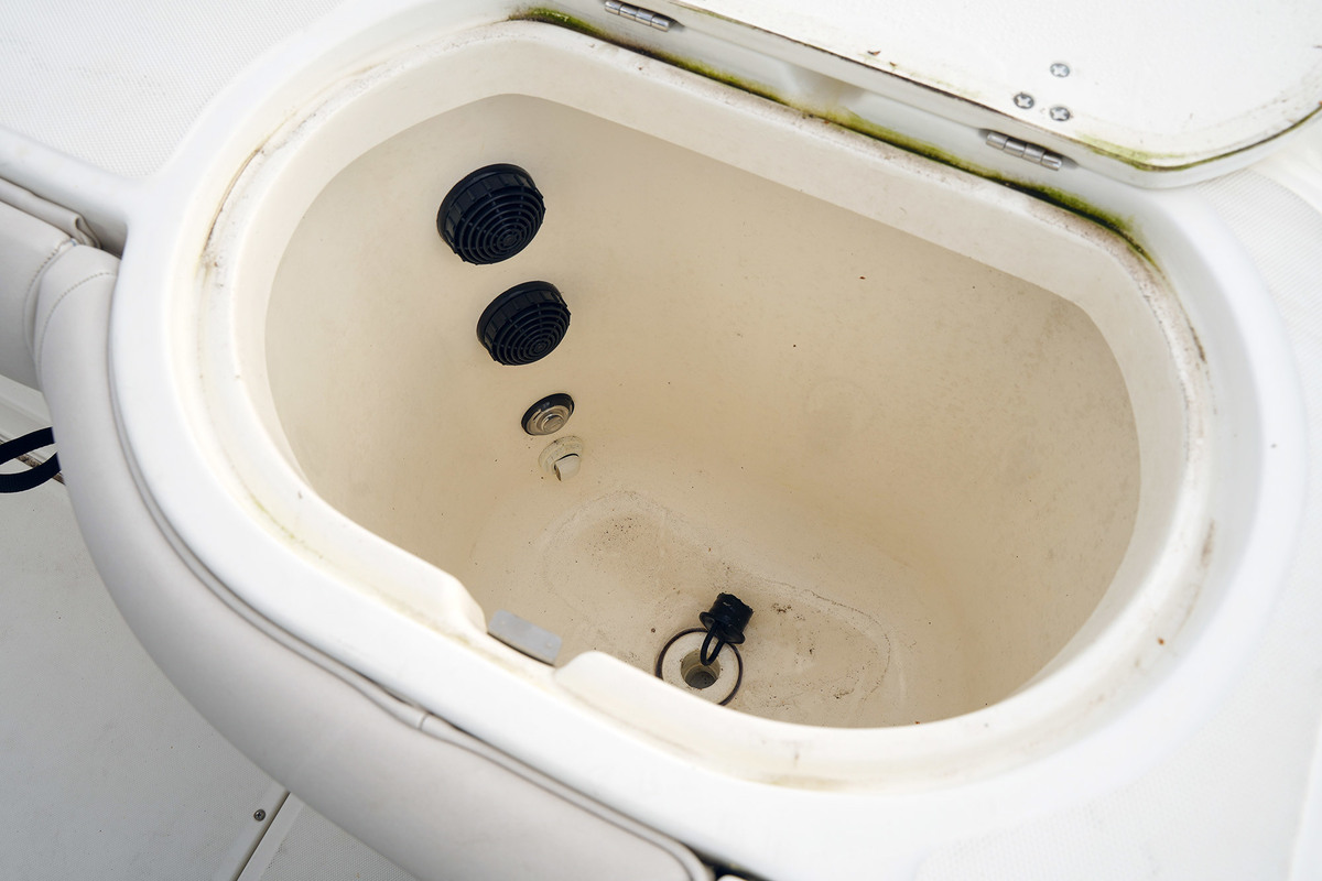 foto: 38 Boston Whaler 270 Outrage