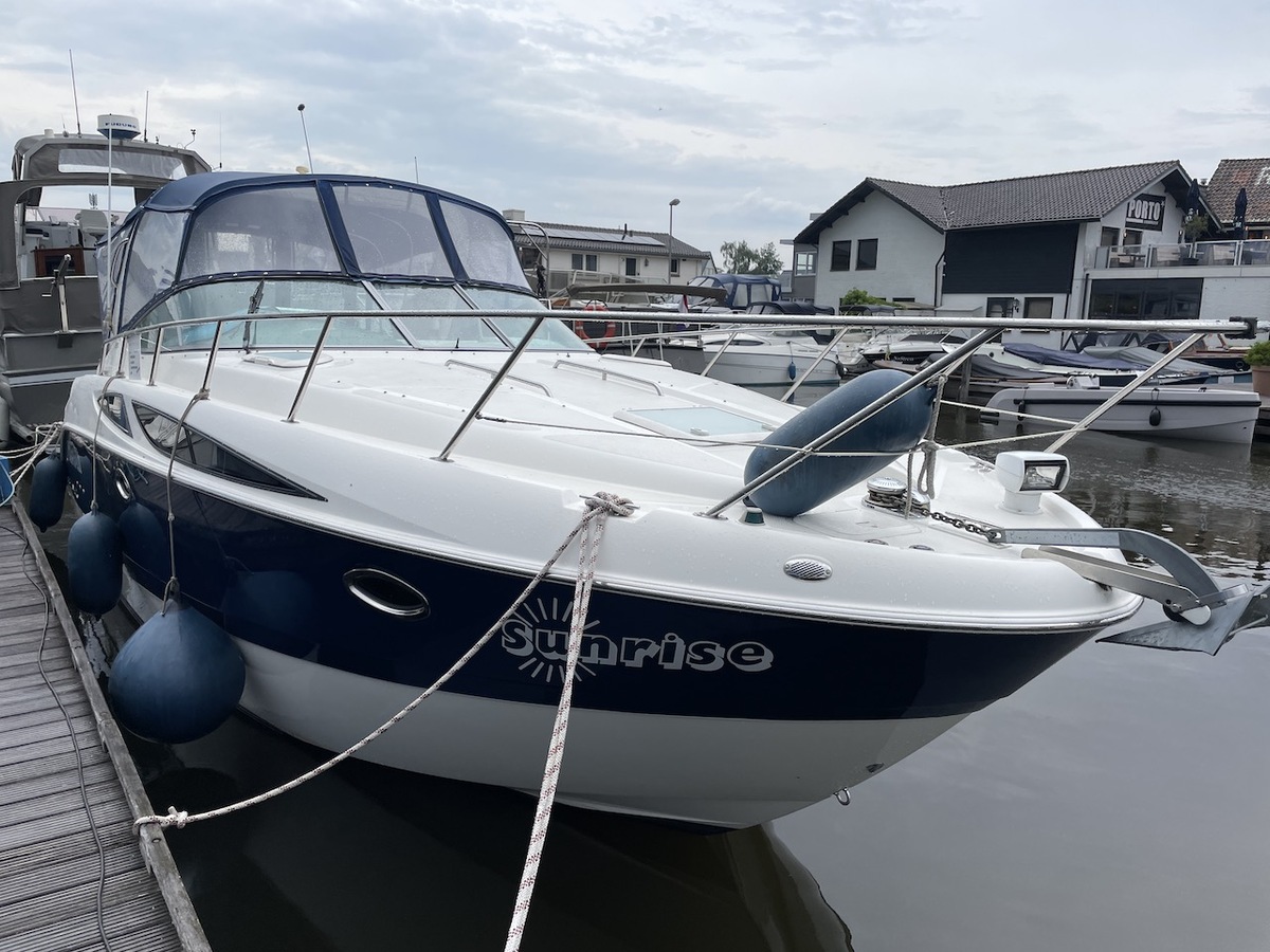 foto: 25 Bayliner  335 Cruiser