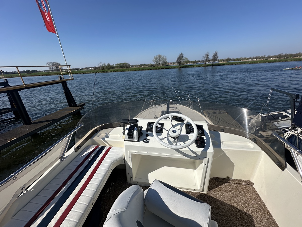 foto: 34 Fairline  31 Corniche 
