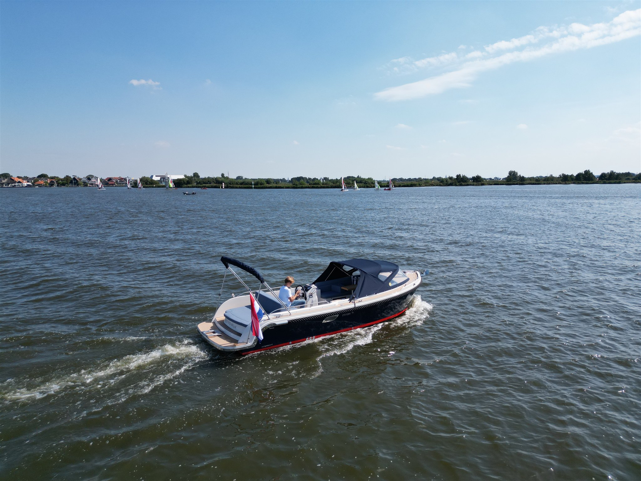 foto: 33 Interboat Intender 750 Cabin