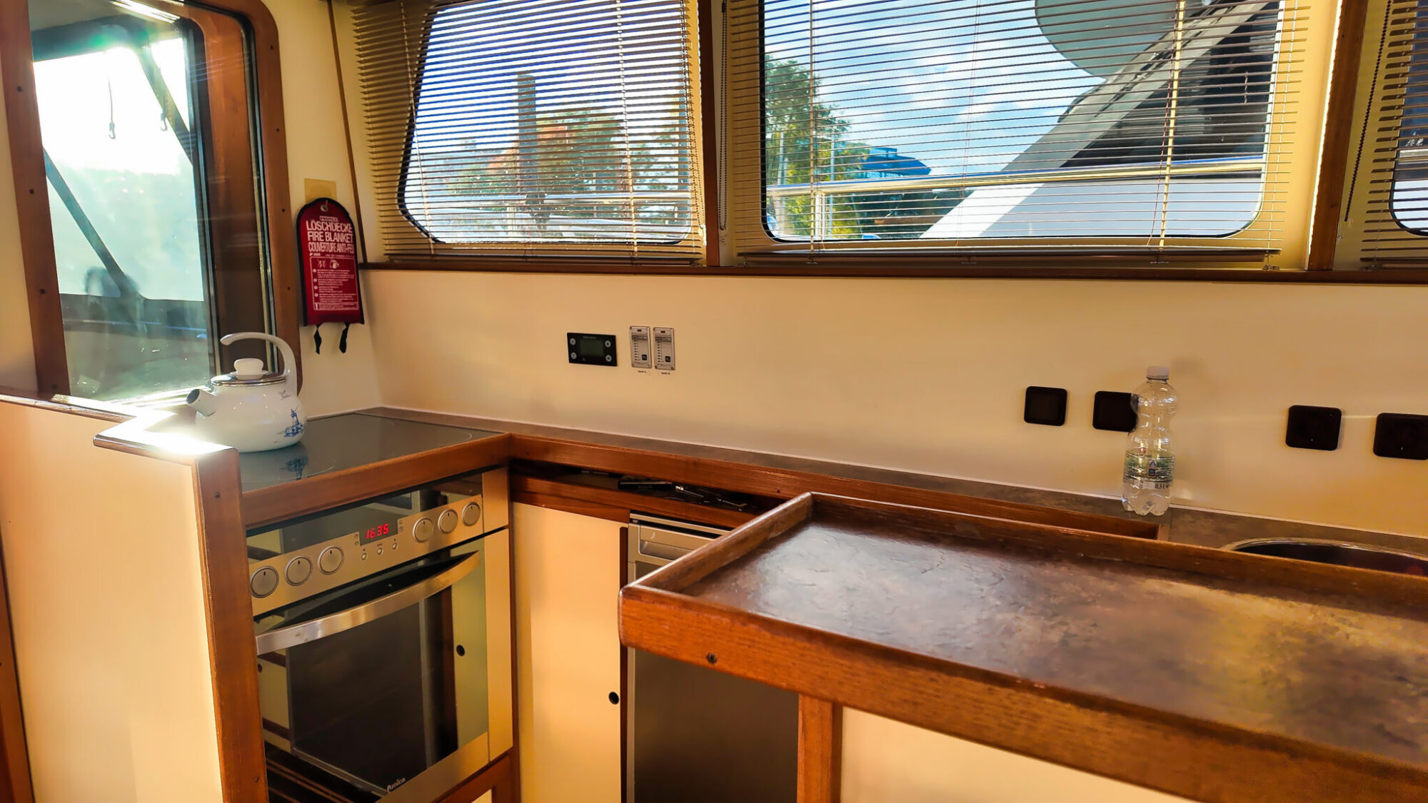 foto: 34 Bruce Roberts Bruce Roberts Euro 12.00 Flybridge