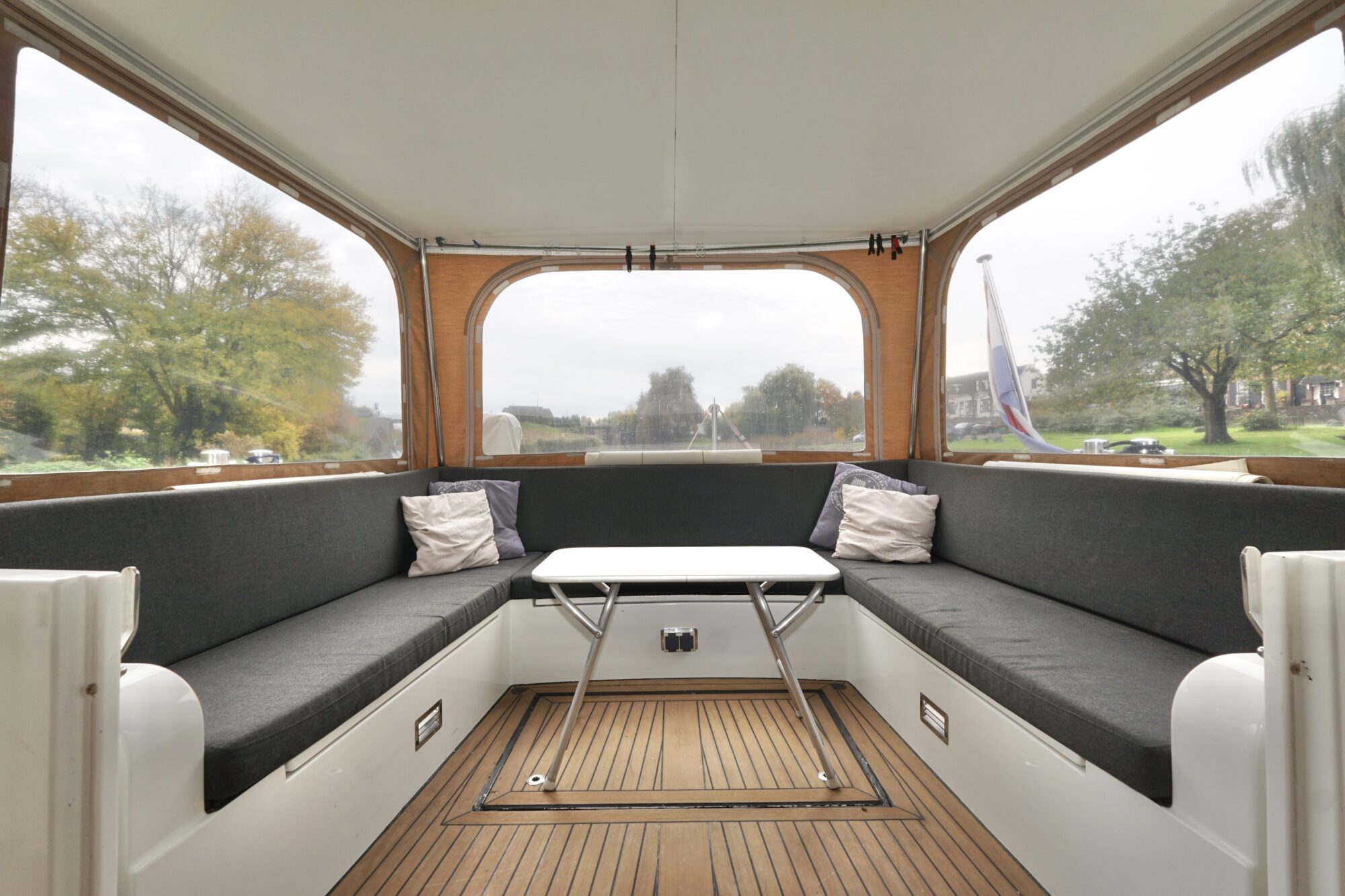 foto: 141 Serious Yachts Serious Yachts Gently Low Bridge 45 Sedan