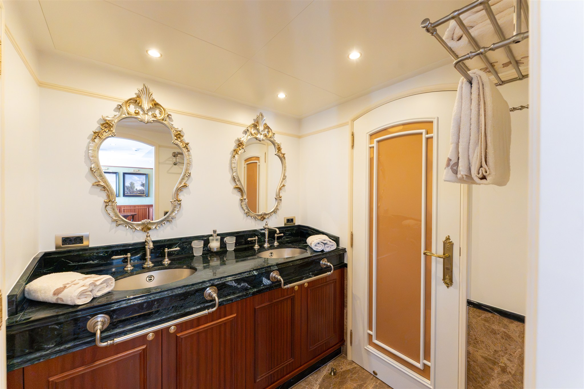 foto: 84 Van Der Valk Shipyard Custom Explorer