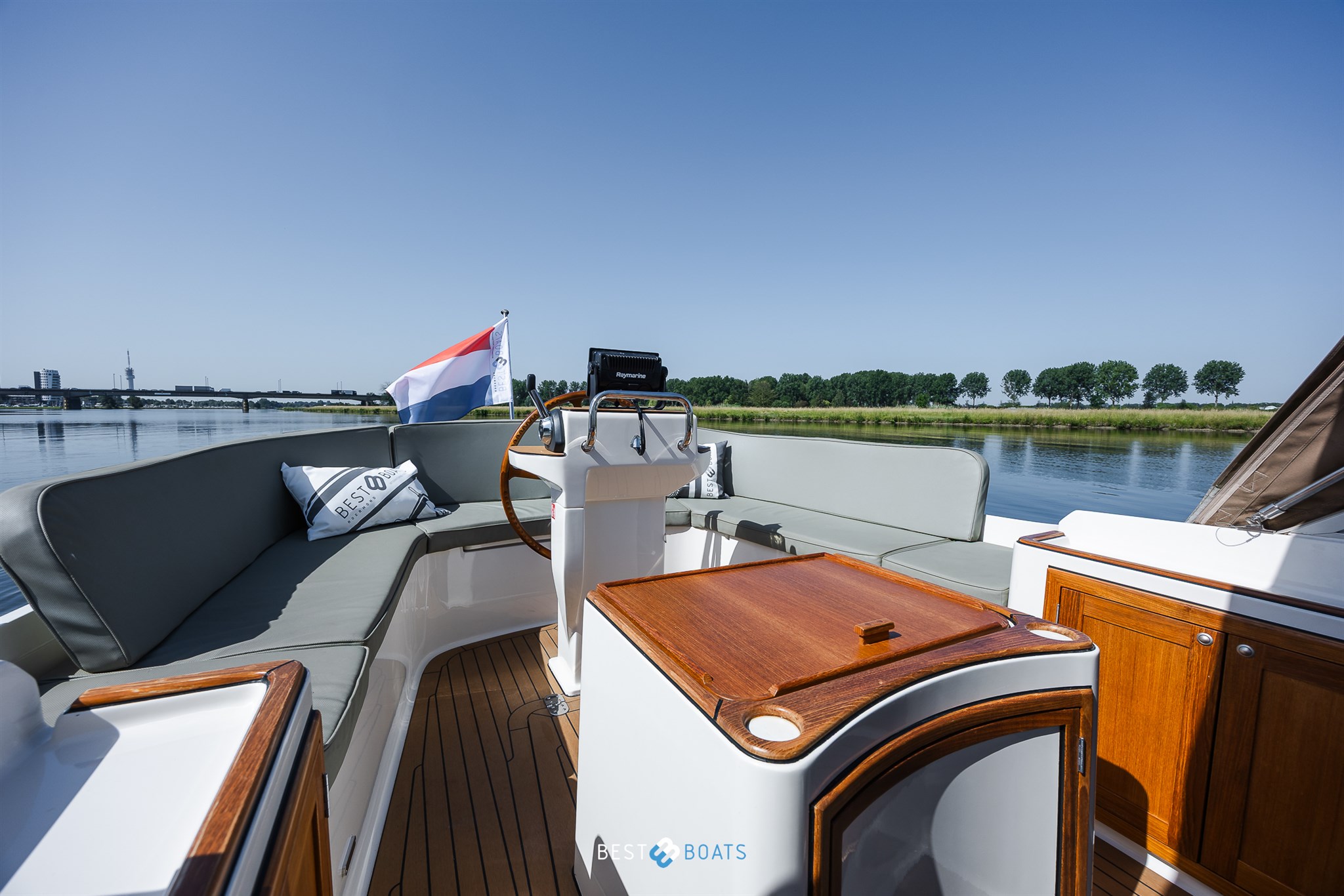 foto: 32 Interboat Intercruiser 27 Cabin