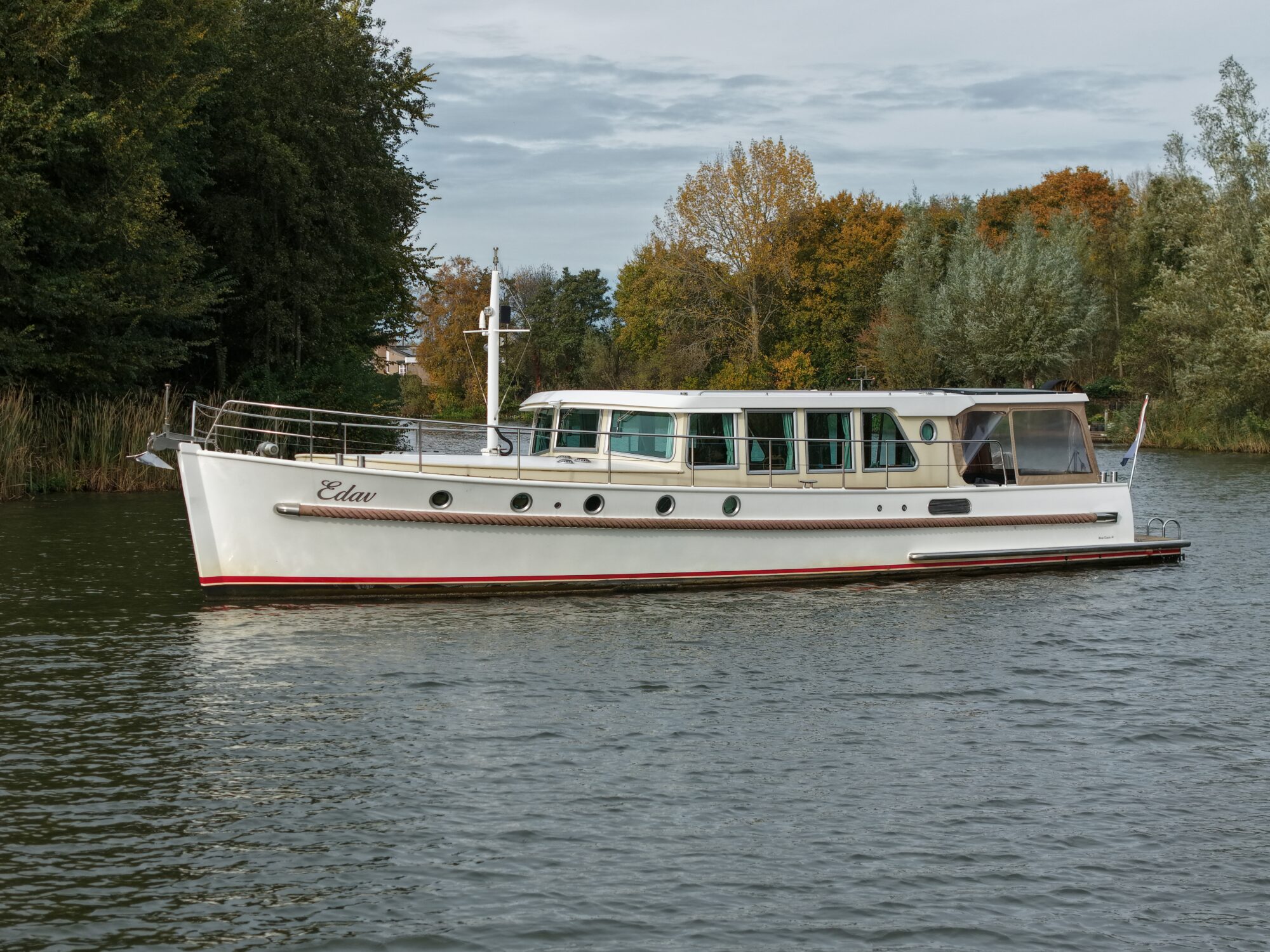 foto: 144 Serious Yachts Serious Yachts Gently Low Bridge 45 Sedan